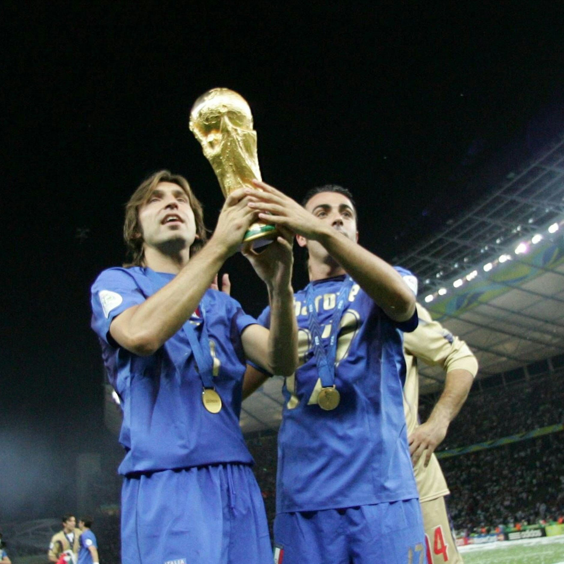 Olympiastadion 2006: Die Italiener um Andrea Pirlo (l.) und Simone Barone jubeln mit dem WM-Pokal.