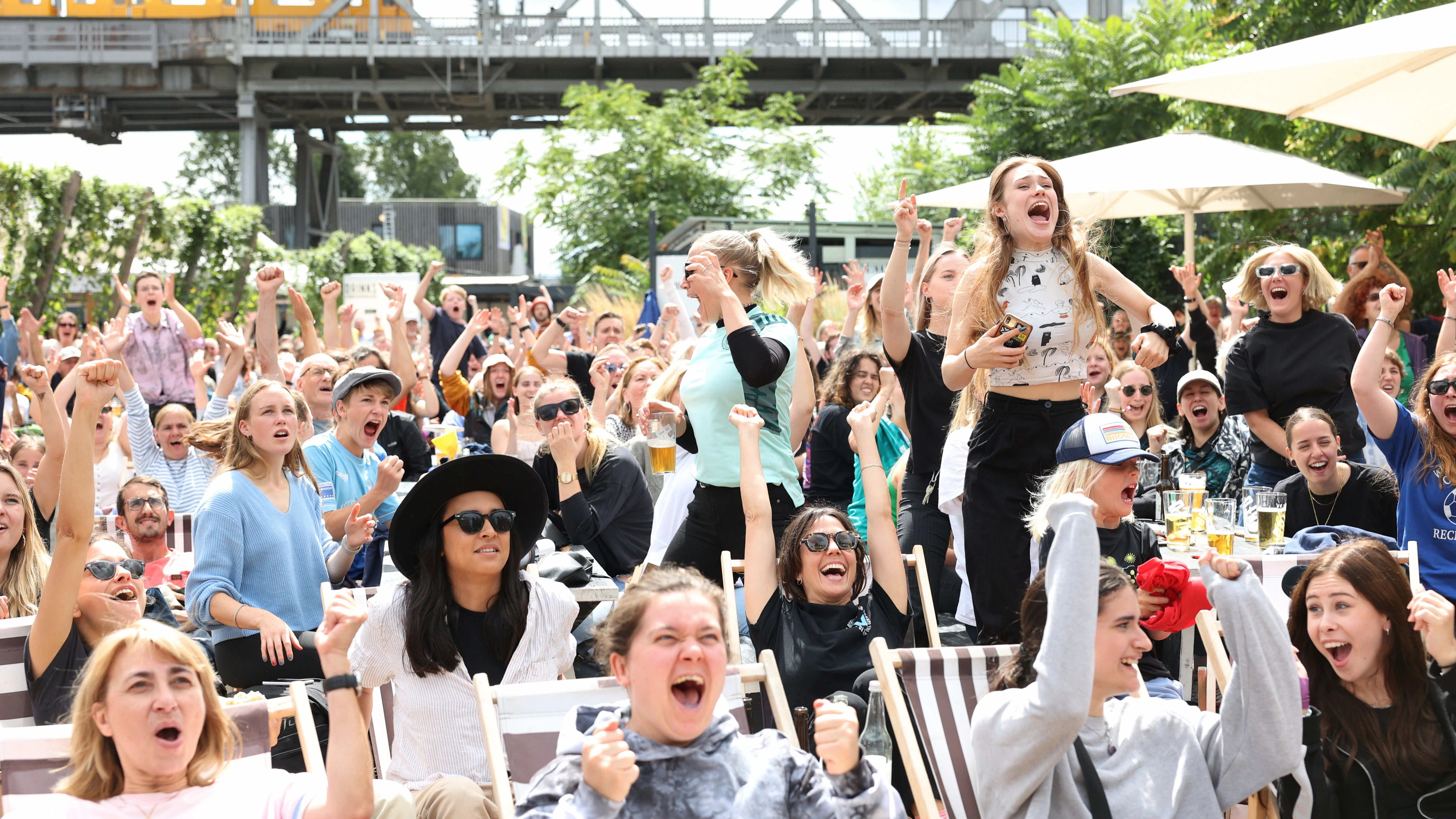 Aufregung beim Public Viewing im BRLO Biergarten im Gleisdreieckpark Deutschland gegen Südkorea bei der Frauen WM 2023.