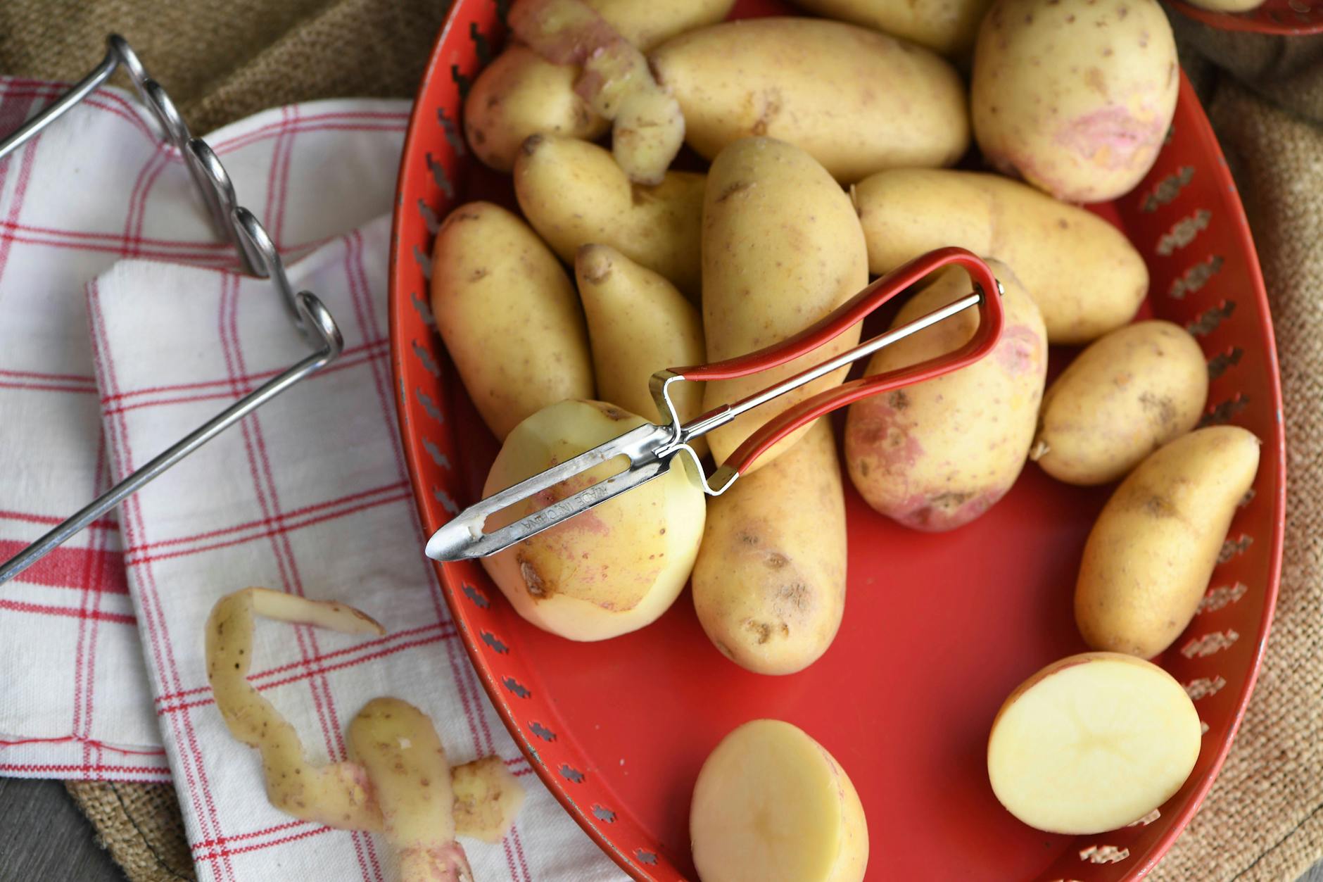 Rezept für Luxus-Ofen-Kartoffeln: Scheuen Sie sich nicht, das Rezept nach Ihrem Geschmack anzupassen. Sie können zum Beispiel Käse, Kräuter oder sogar Schinkenwürfel zwischen die Scheiben geben. Jede dieser Variationen verleiht den Hasselbackspotatis eine besondere Note und macht sie noch vielseitiger.