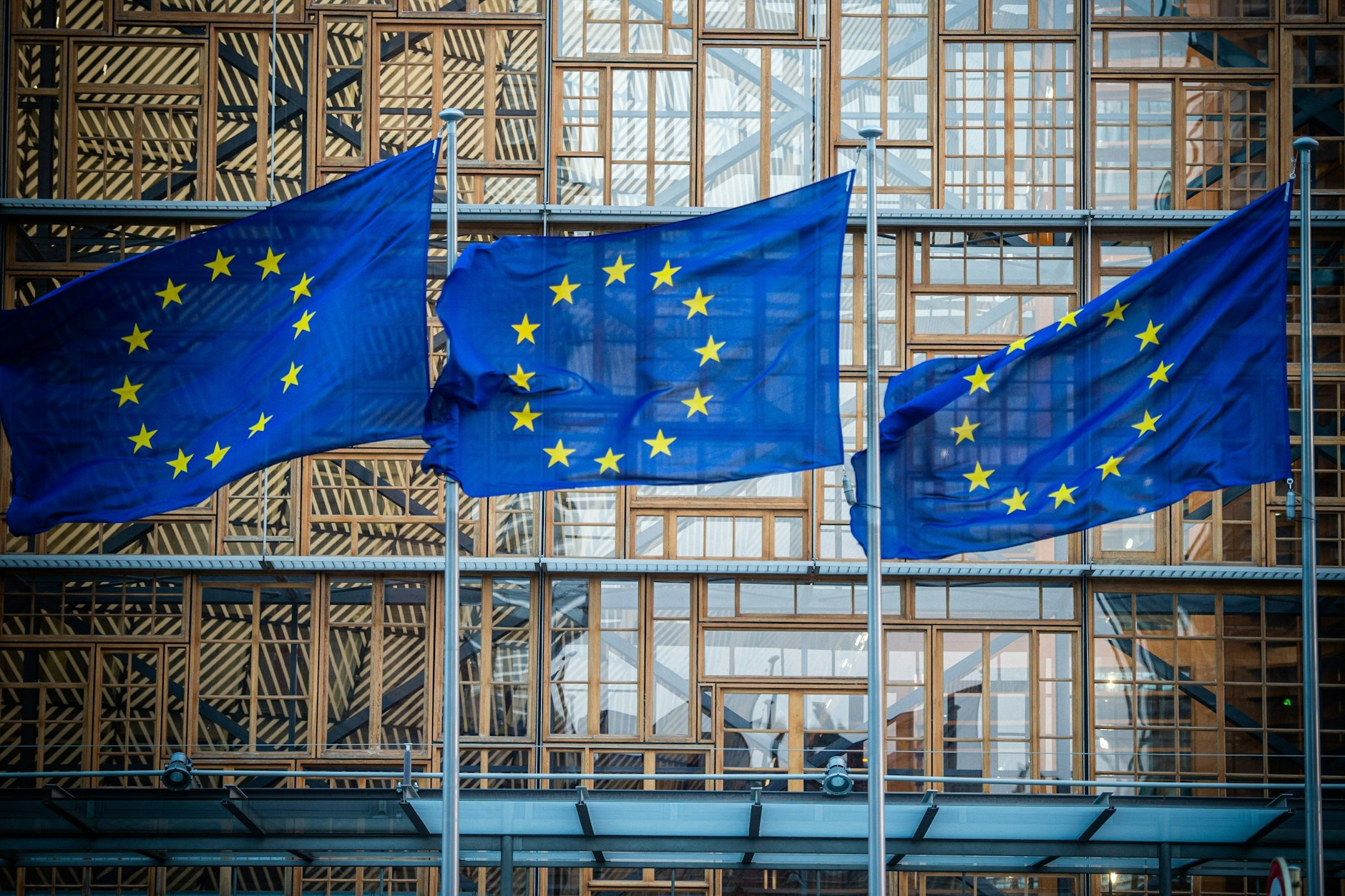 Flaggen der Europäischen Union wehen im Wind vor dem Europa-Gebäude.
