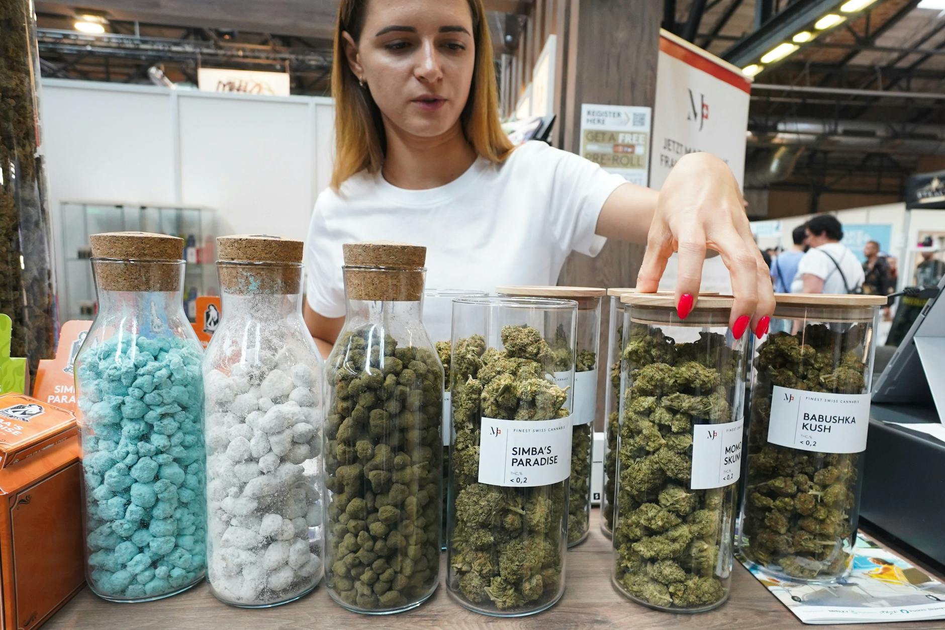 CBD wird auf der Messe "Mary Jane Berlin 2022" in der Arena Berlin zum Kauf angeboten.