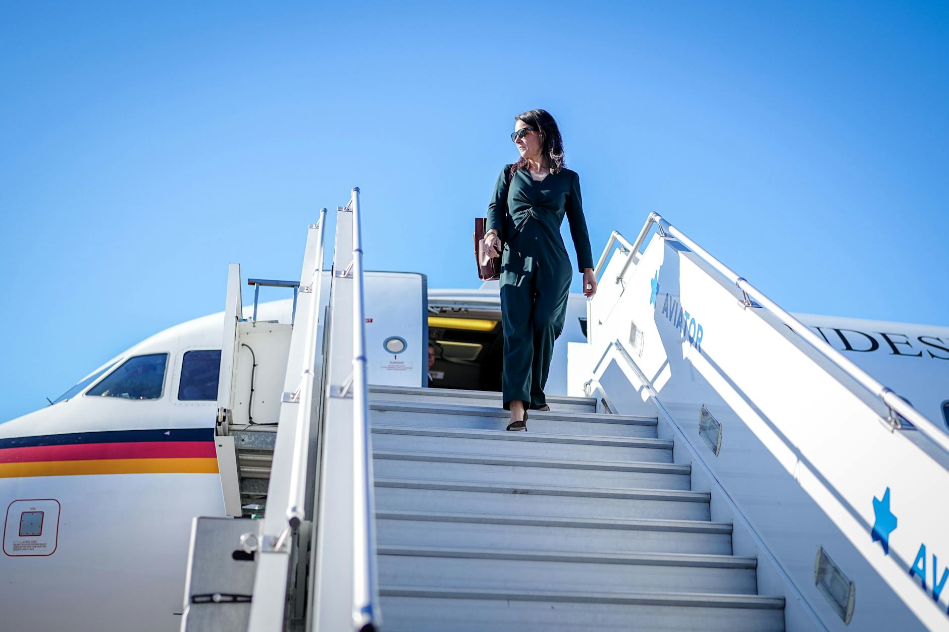 Annalena Baerbock (Bündnis 90/Die Grünen), Außenministerin, kommt auf dem Flughafen von Helsinki für das Treffen der Außenministerinnen und Außenminister des Ostseerats an. 