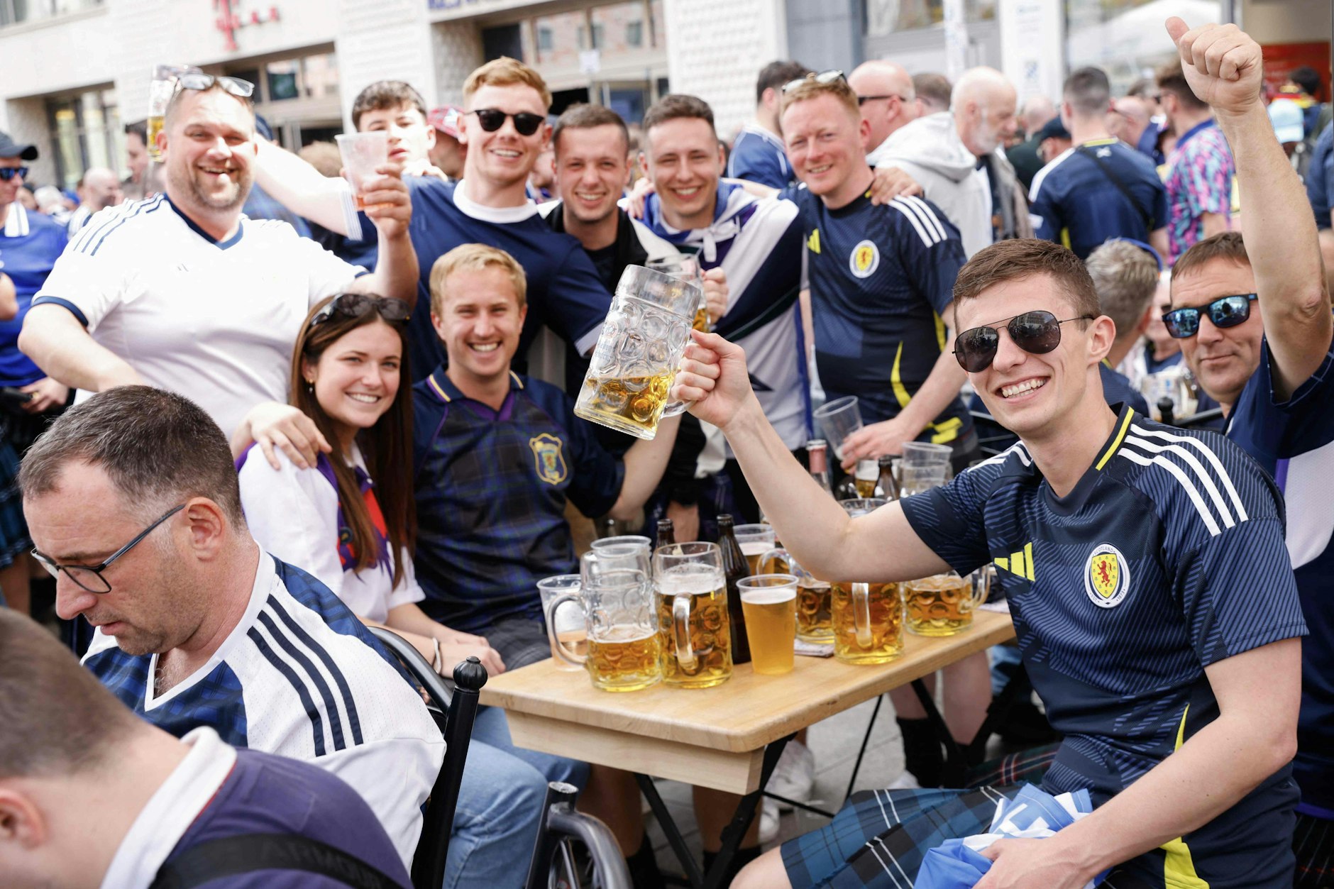 Die Fan-Zone ist auf bis zu 30.000 Besucher ausgelegt – hier sieht man die schottischen Fans in München beim Vorglühen für das EM-Auftaktspiel.