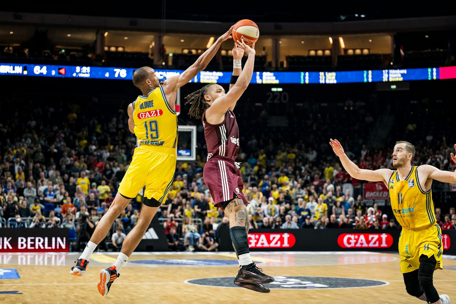 Carsen Edwards (beim Wurf) war der entscheidende Spieler des FC Bayern München beim Sieg gegen Alba Berlin.