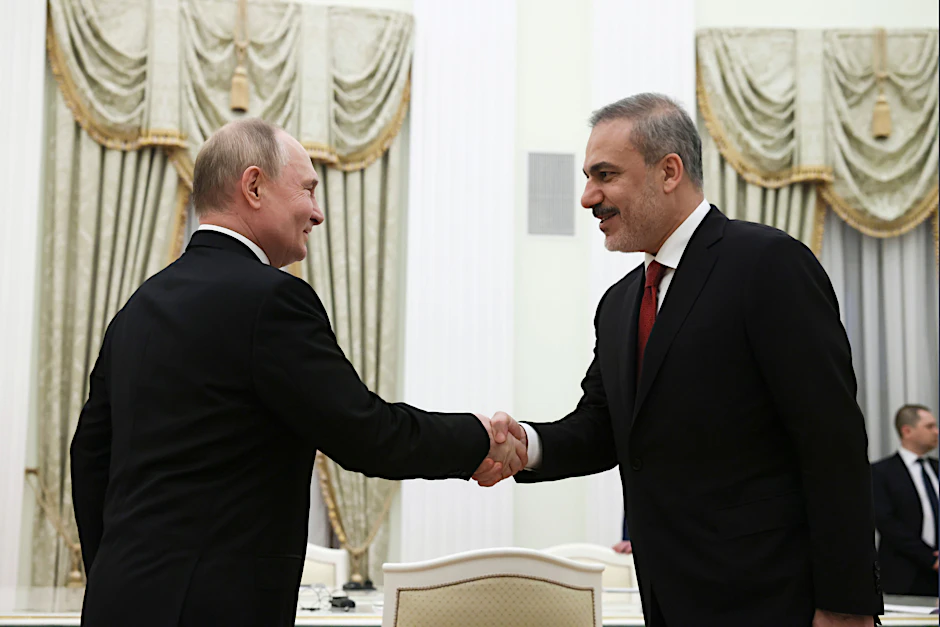 Russlands Präsident Wladimir Putin (l.) empfängt den türkischen Außenminister Hakan Fidan am 11. Juni in Moskau.