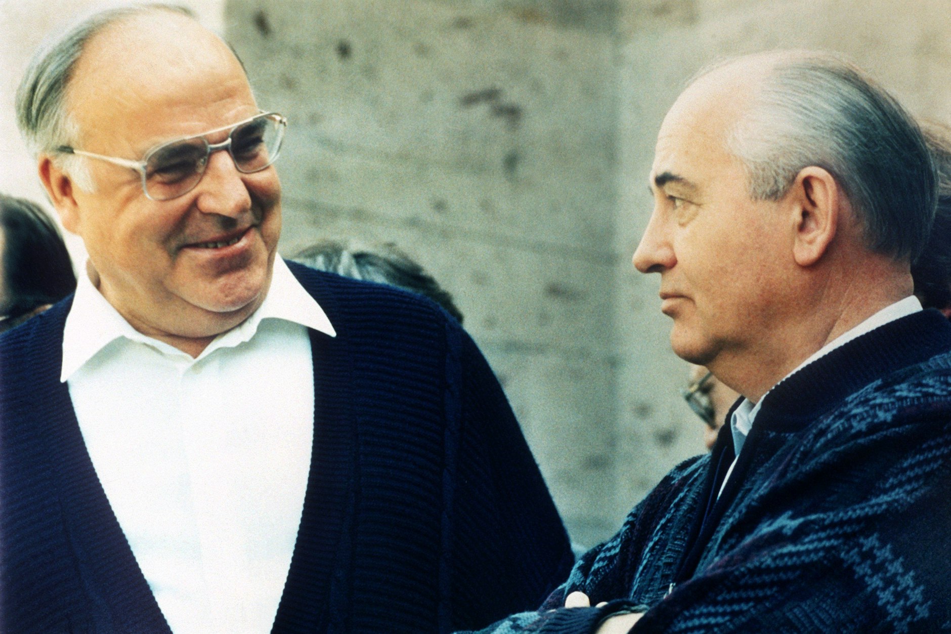 Helmut Kohl (l.) im Gespräch mit Michail Gorbatschow, aufgenommen im Juli 1990.