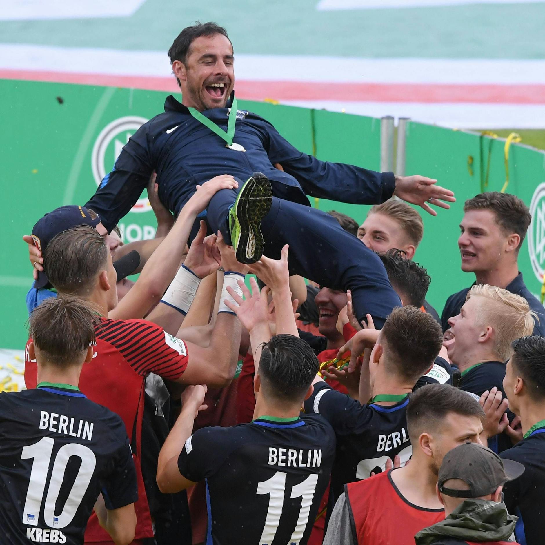 Im Mai 2018 ließen Herthas Talente ihren Meistertrainer Michael Hartmann hochleben.