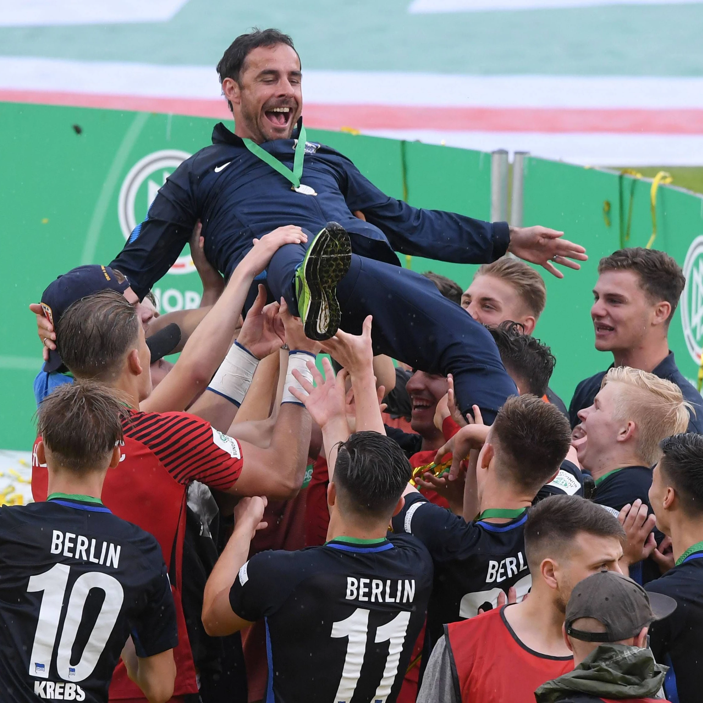 Im Mai 2018 ließen Herthas Talente ihren Meistertrainer Michael Hartmann hochleben.