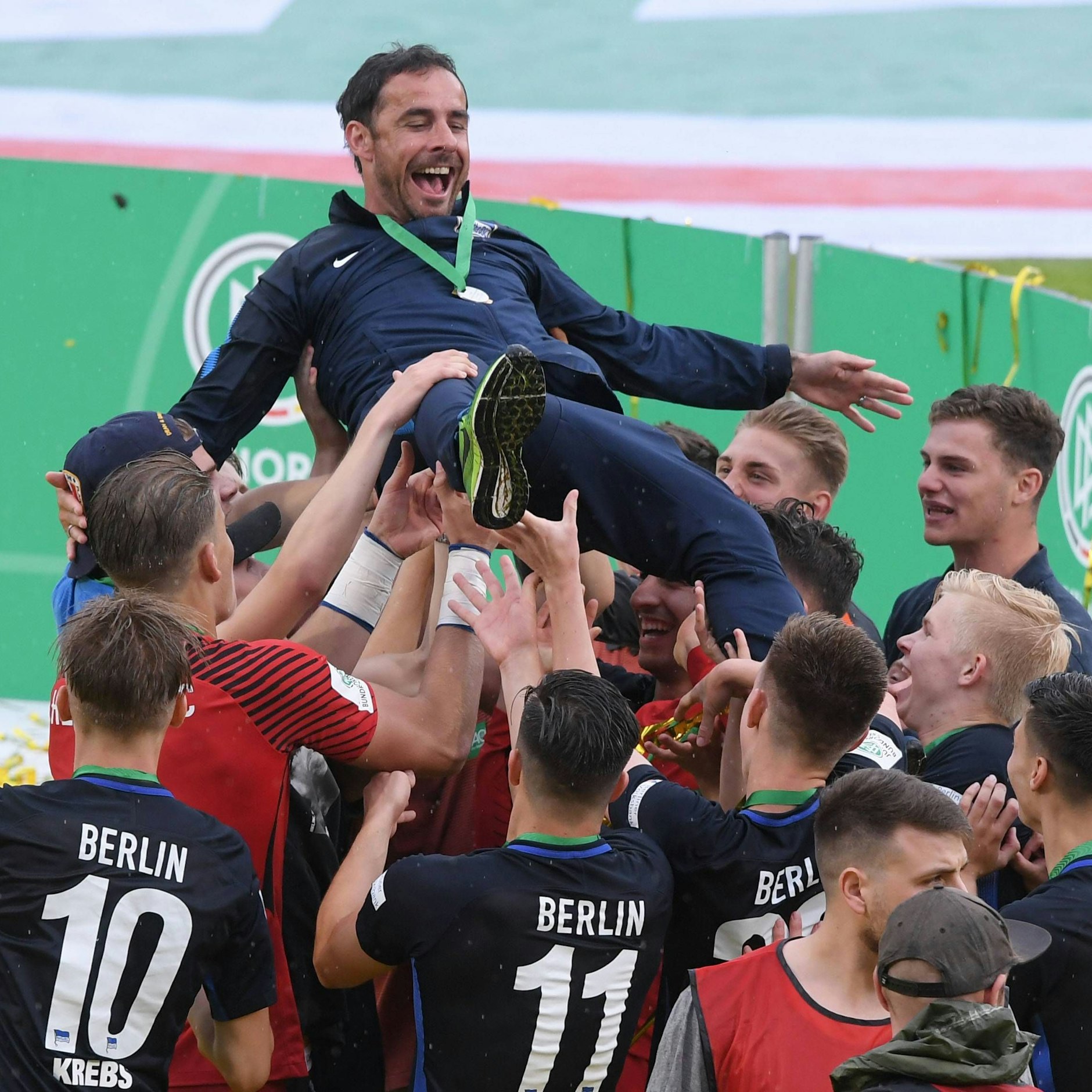 Im Mai 2018 ließen Herthas Talente ihren Meistertrainer Michael Hartmann hochleben.