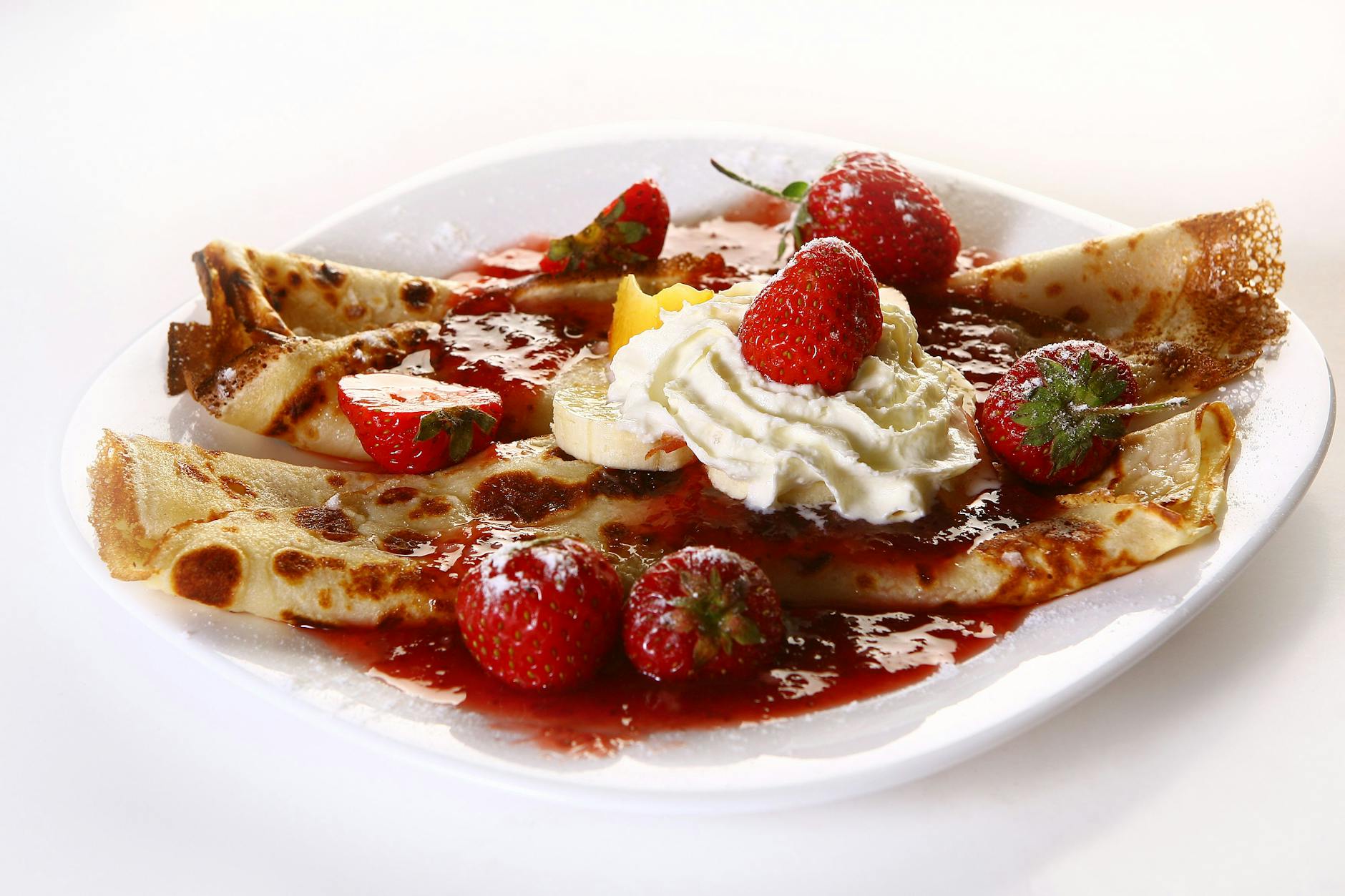 Crêpes und Erdbeeren sind im Sommer eine himmlisch-frische Kombination