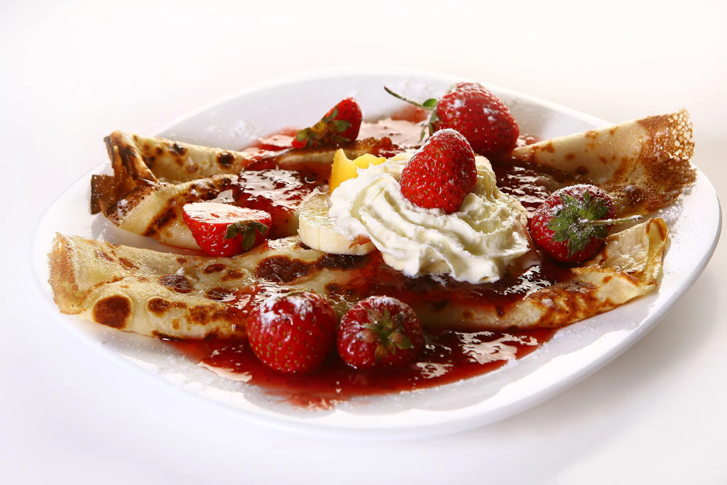 Fruchtiges Rezept zur Erdbeer-Saison: Crêpes mit samtiger Erdbeer-Soße