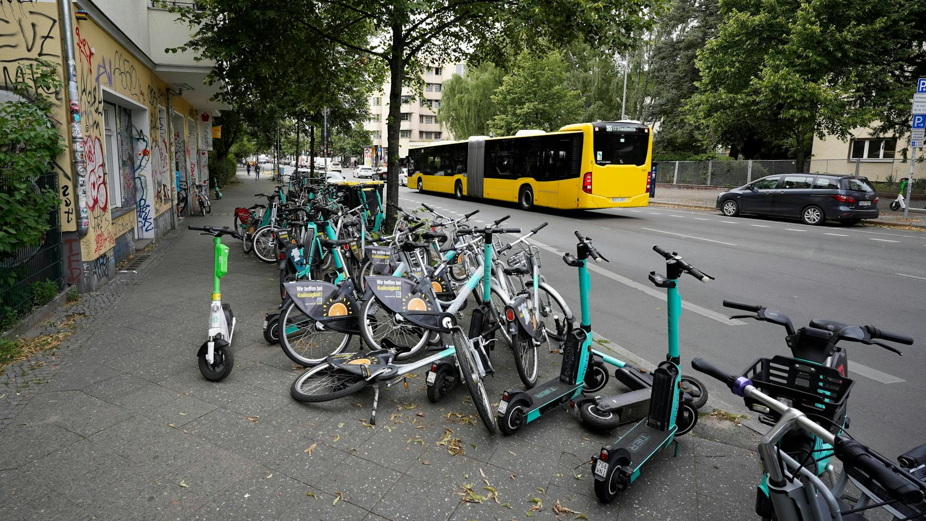 Wild abgestellte E-Roller sorgen immer wieder für Ärger. 
