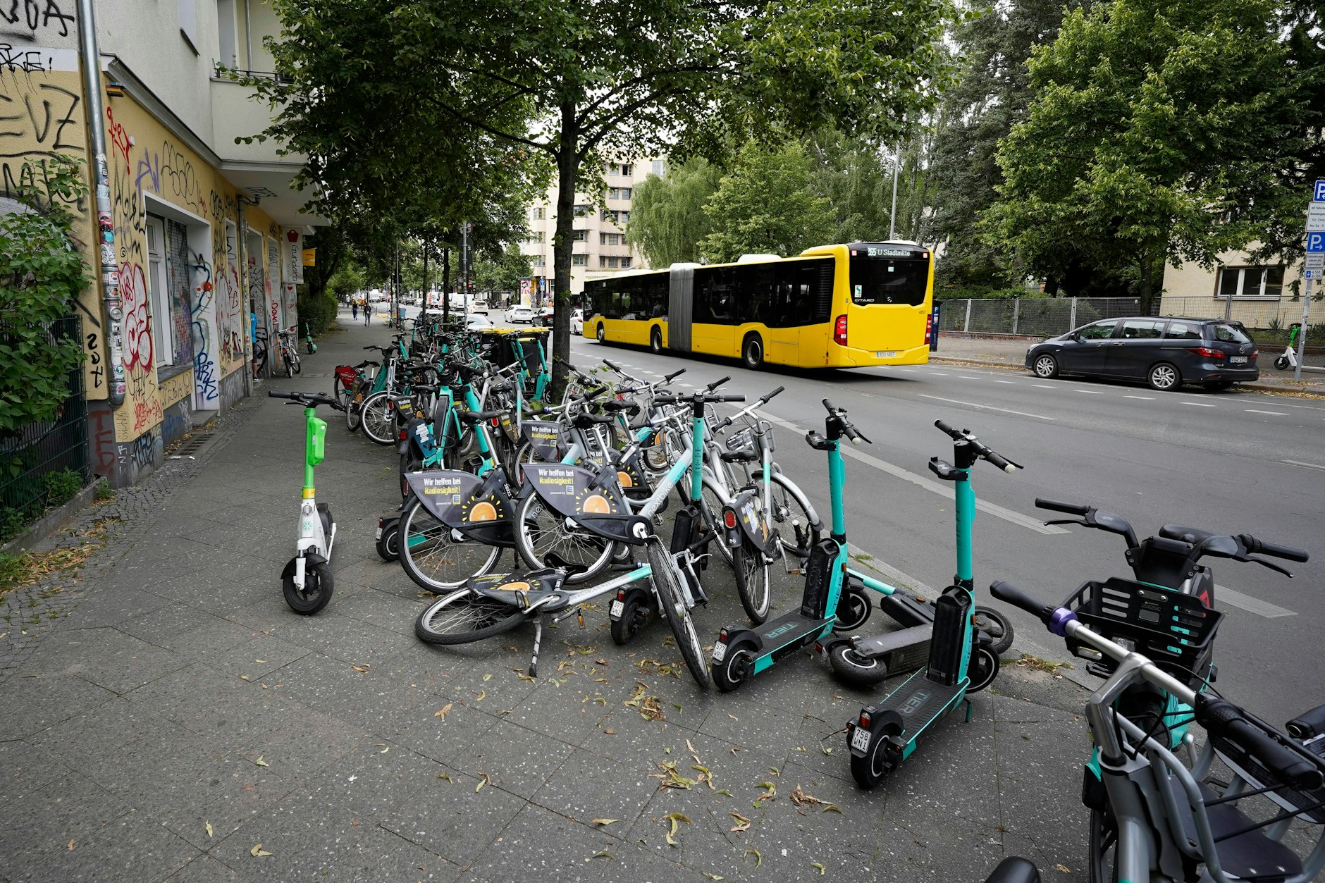 E-Scooter blockieren den Gehweg. Weil sie oft wild abgestellt werden, ärgern sich Fußgänger. Ob das Parken auf Auto-Parkplätzen eine Verbesserung bringen kann, wird sich zeigen.
