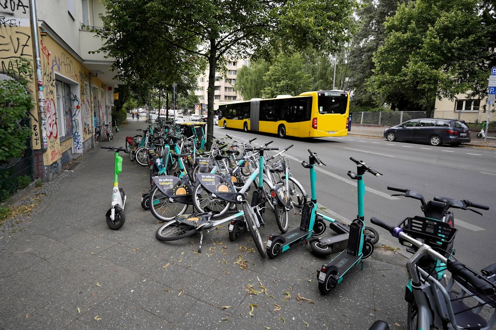 Irre-Idee-E-Scooter-in-Berlin-sollen-auf-Autoparkpl-tzen-parken