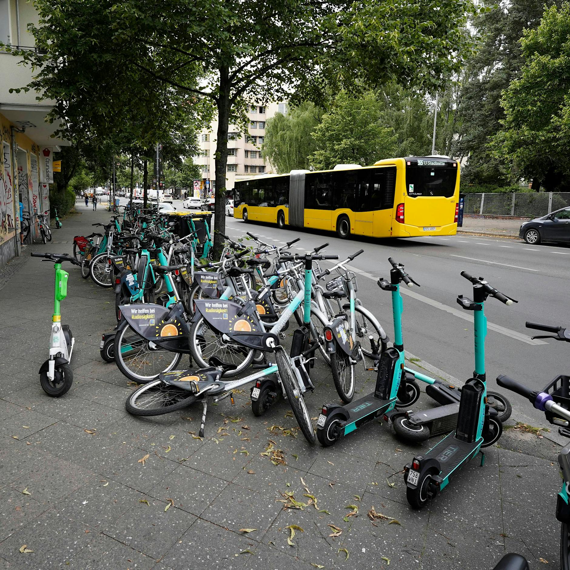 Irre Idee: E-Scooter in Berlin sollen auf Autoparkplätzen parken