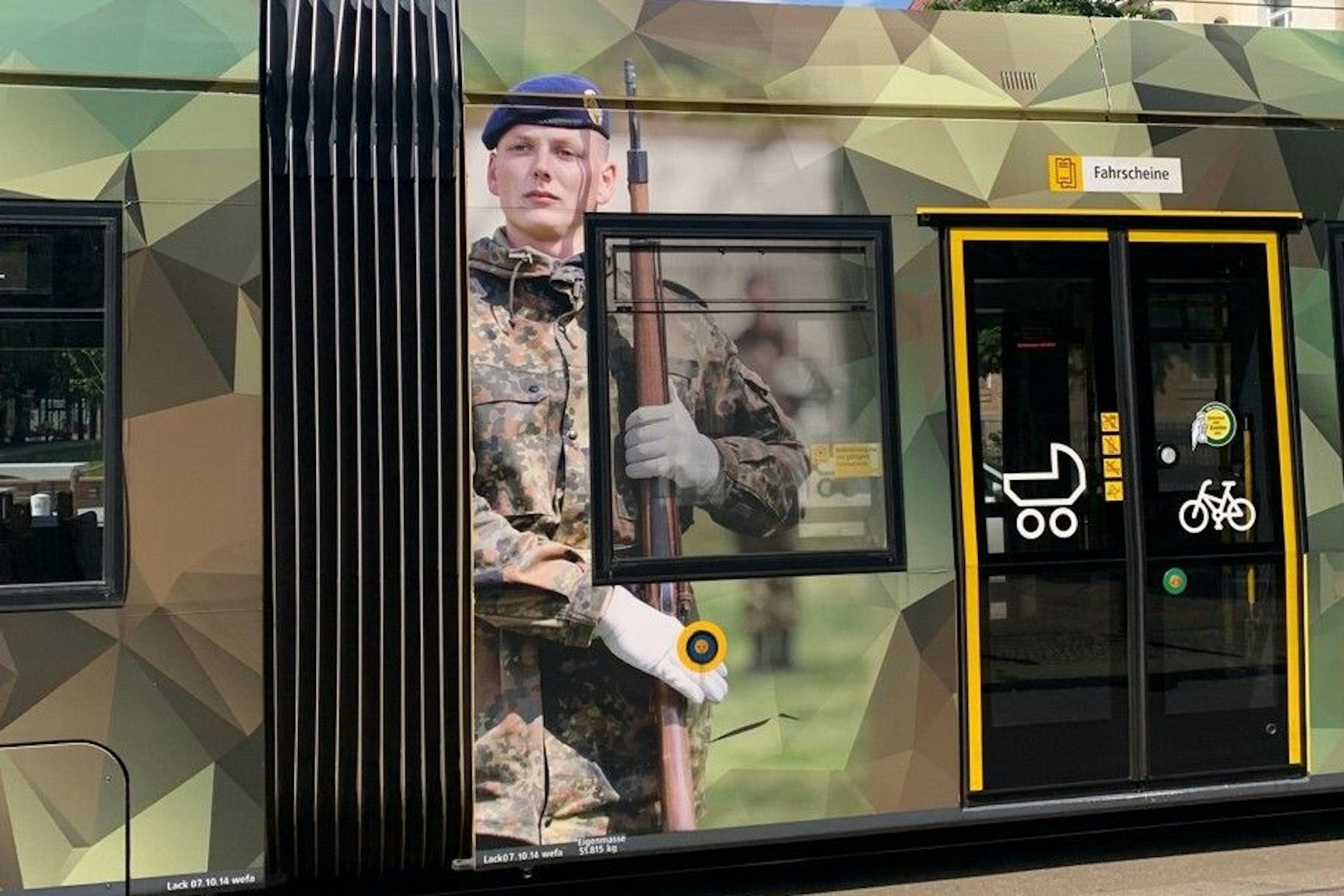 Werbung der Bundeswehr auf einer Berliner Straßenbahn.