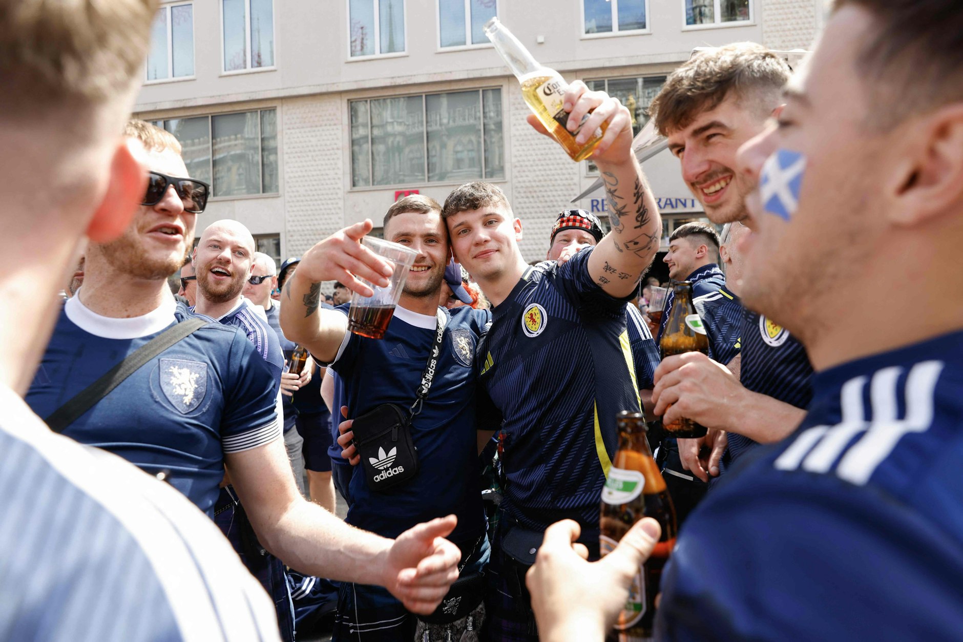 Fans der schottischen Fußballnationalmannschaft feiern mit Bier auf dem zentralen Marienplatz in München.
