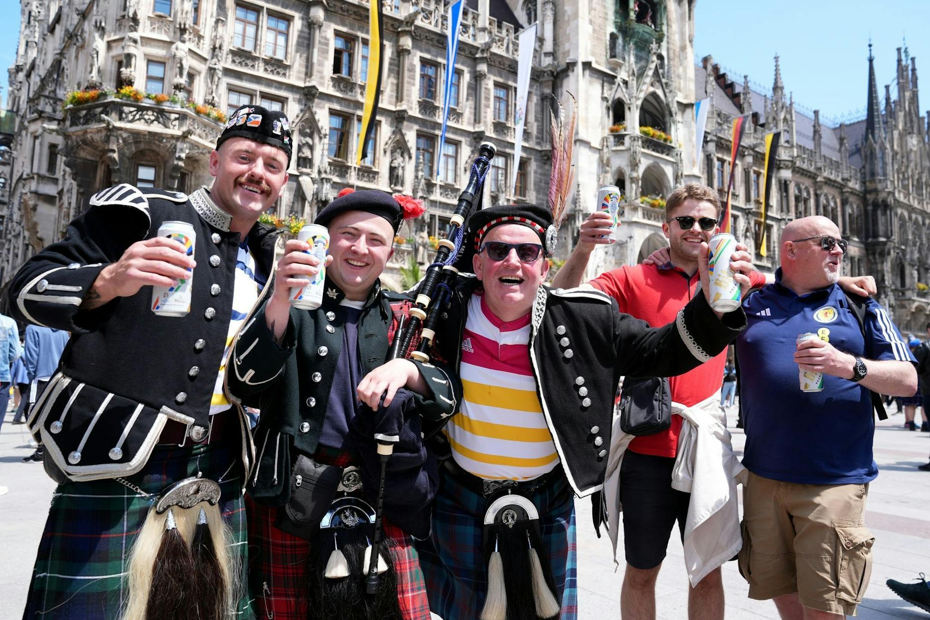 Schottische Fans jubeln auf dem Marienplatz in München.