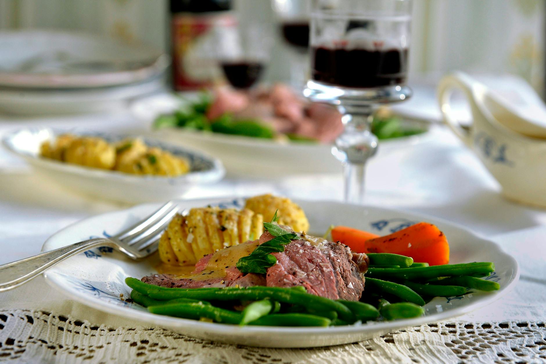 Kalbsbraten als Hauptgericht mit Kräutern und Hasselback-Kartoffeln – mit diesem Rezept wird die Ofenkartoffel zum Luxus-Essen!