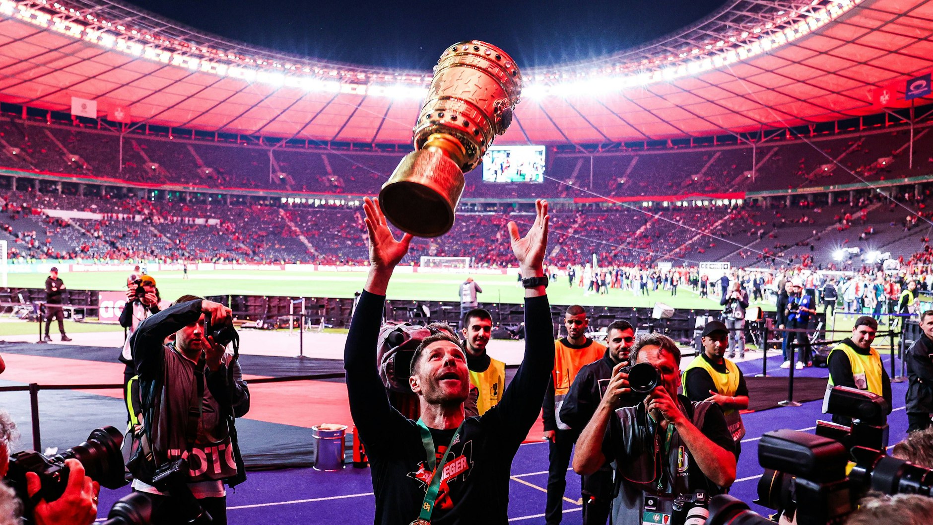 Zuletzt feiert Bayer Leverkusen mit Trainer Xabi Alonso im Olympiastadion den Gewinn des DFB-Pokals.