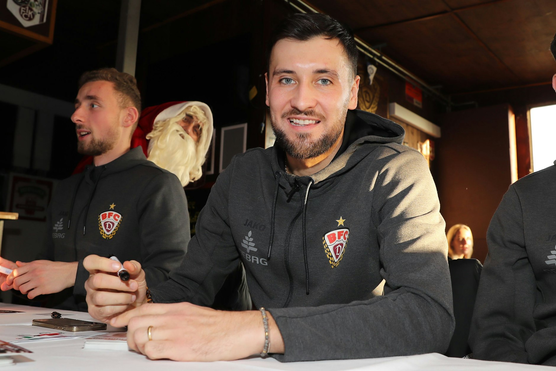 Bleibt zu hoffen, dass Rufat Dadashov weiter Autogrammkarten beim BFC Dynamo unterschreibt und nicht woanders einen Vertrag ... 