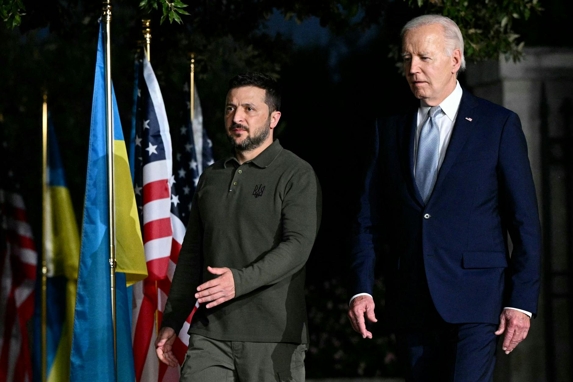 Joe Biden (r.) will eine gefährliche Eskalation in der Ukraine vermeiden. Allerdings hat er begrenzte Angriffe auf russische Ziele zugelassen.