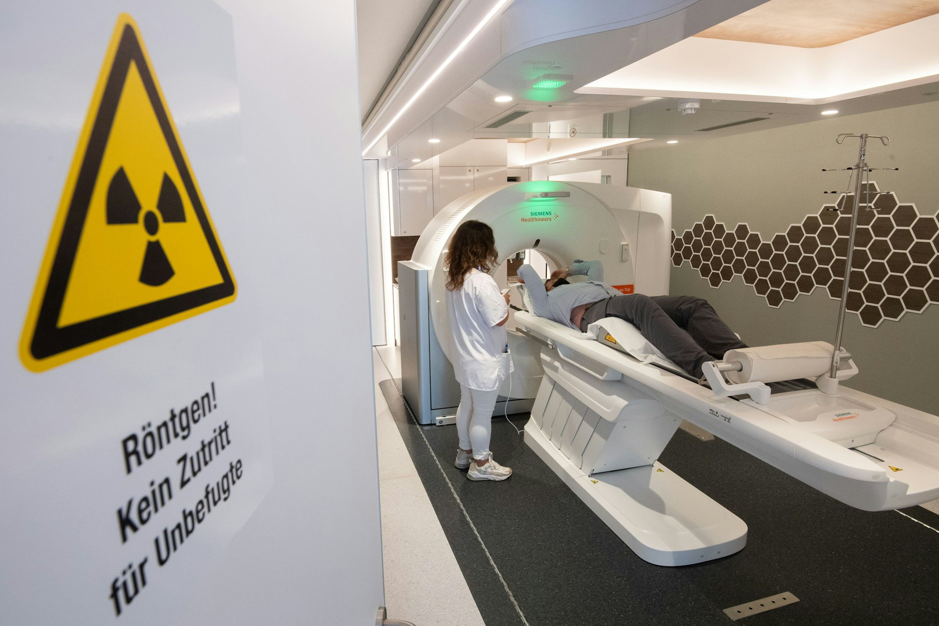 Mit einem Computertomografen (CT) lässt sich Lungenkrebs entdecken, der unter anderem von Radon ausgelöst werden kann. Andererseits ist das CT selbst auch eine Strahlungsquelle.