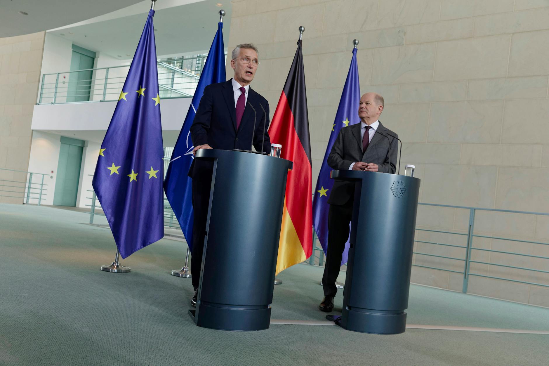 Bundeskanzler Olaf Scholz (SPD) und NATO-Generalsekretär Jens Stoltenberg anlässlich eines Arbeitstreffens vor der Presse im Kanzleramt. 
