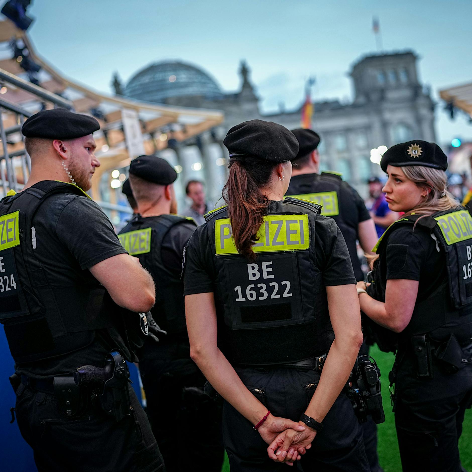 EM-Auftakt in Berlin: Kroatische Fans werfen Flaschen auf Polizeiautos