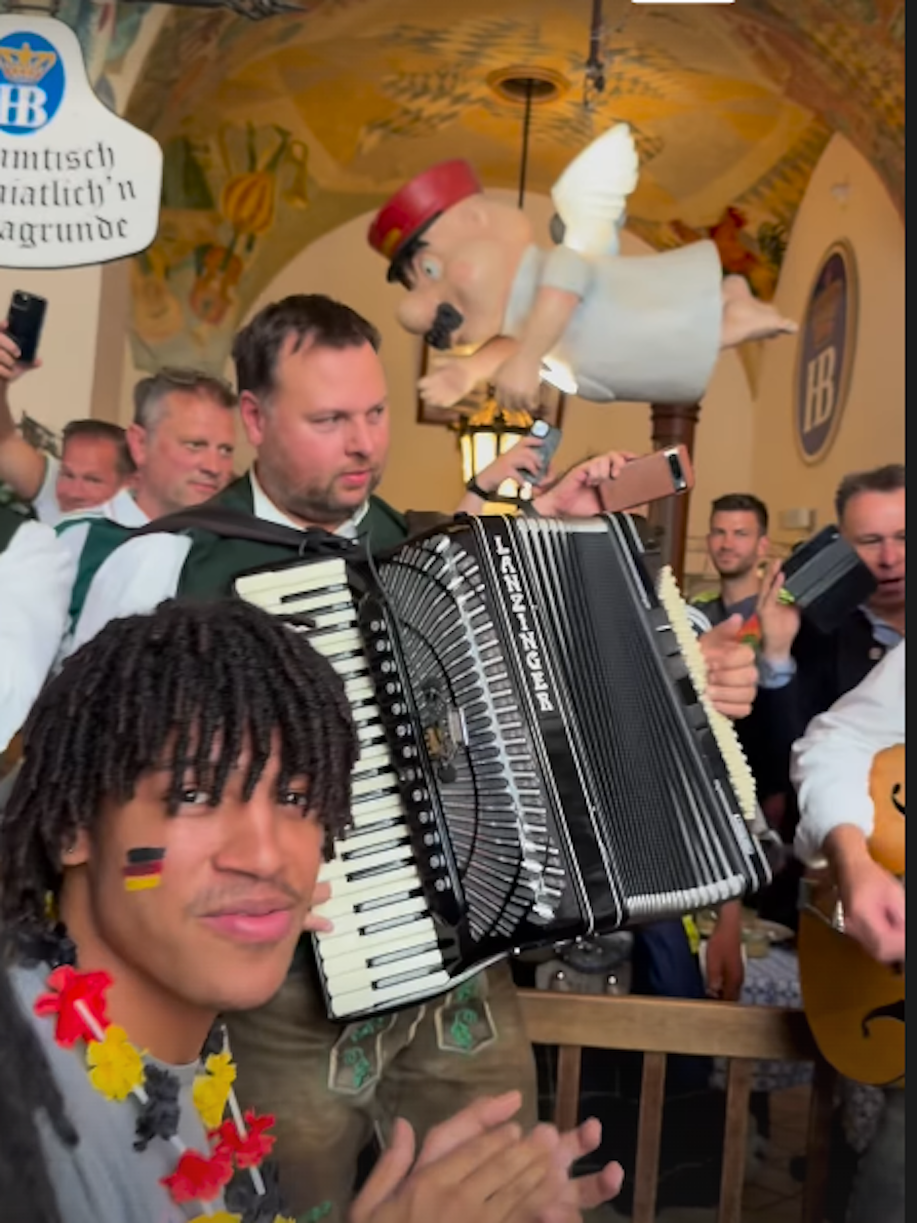Auch Heidis Söhne Henry und Johan hatten im Hofbräuhaus ihren Spaß.
