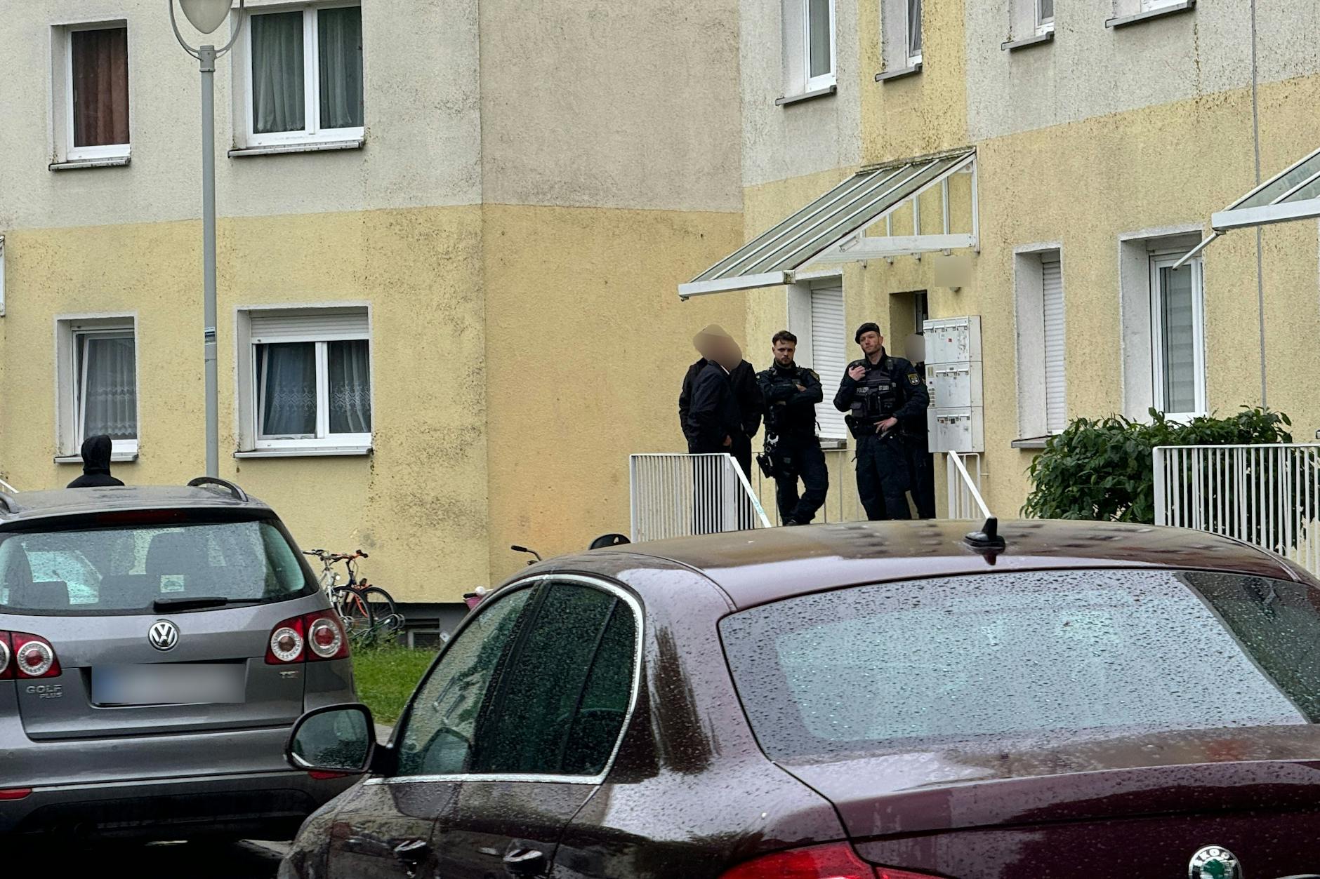 Polizisten stehen an einem Einsatzort, der möglicherweise im Zusammenhang mit der Attacke in Wolmirstedt steht.