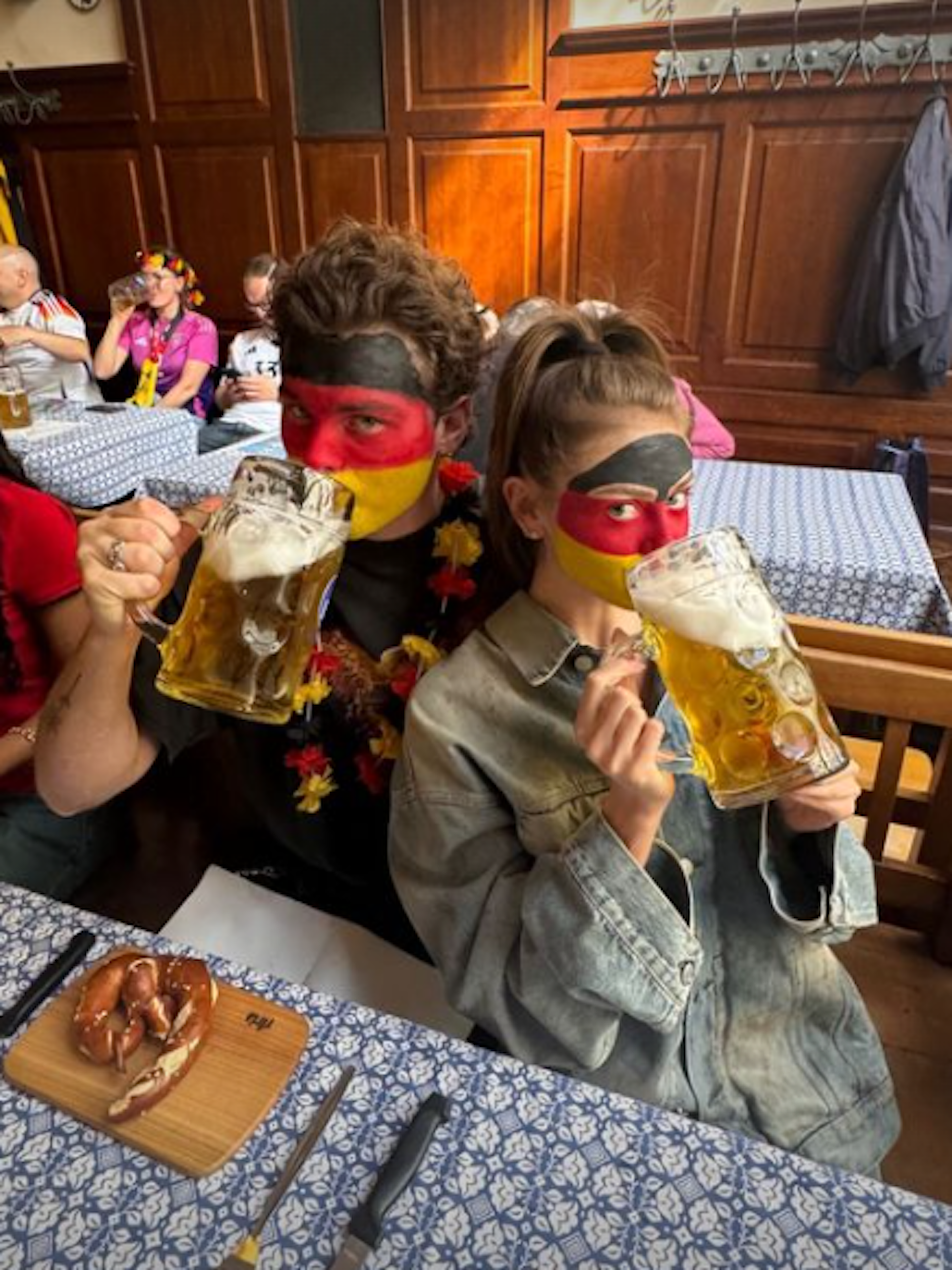 Leni Klum und ihr Freund gönnen sich eine Maß.