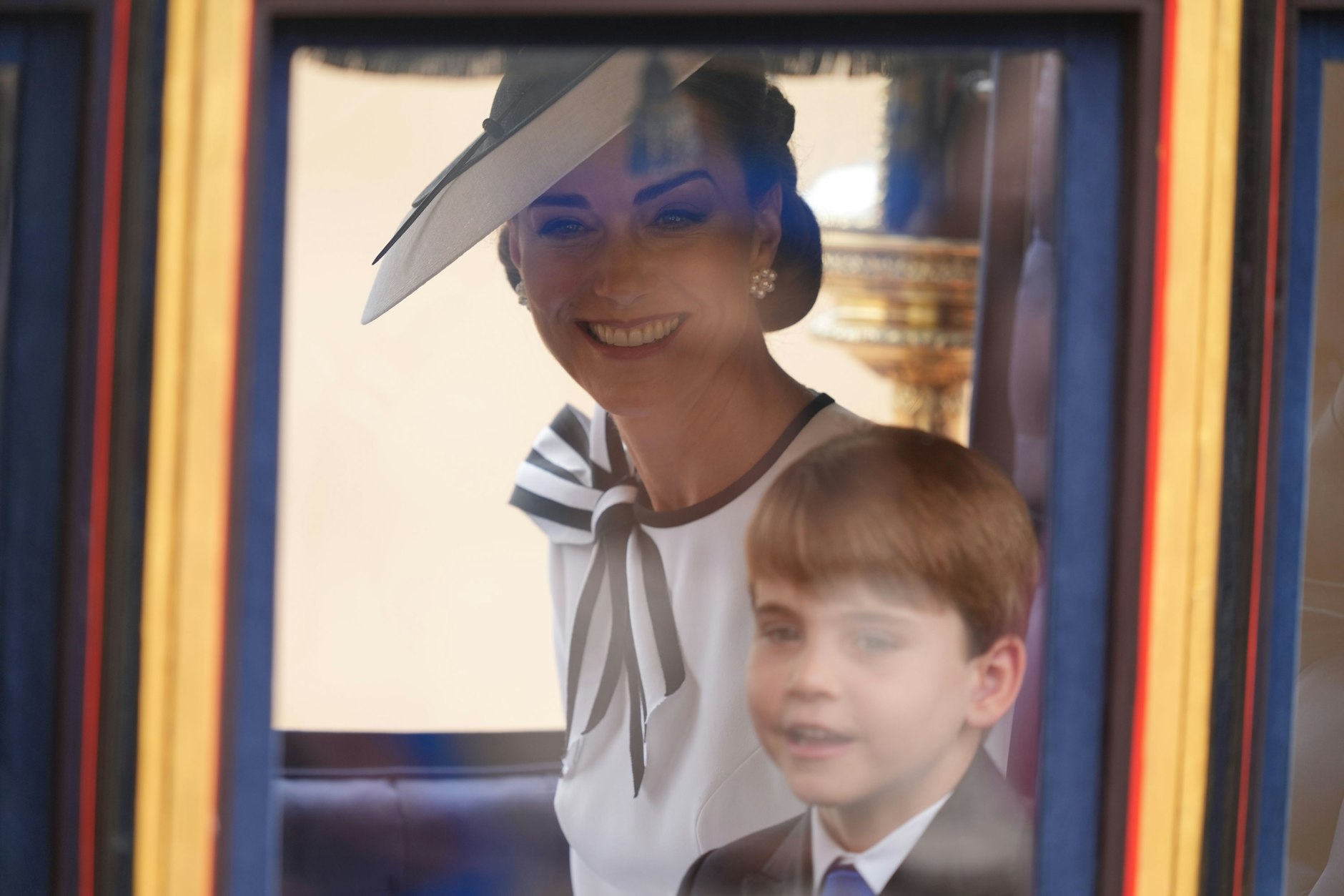 Prinzessin Kate sitzt in der Kutsche neben ihrem Sohn Prinz Louis.