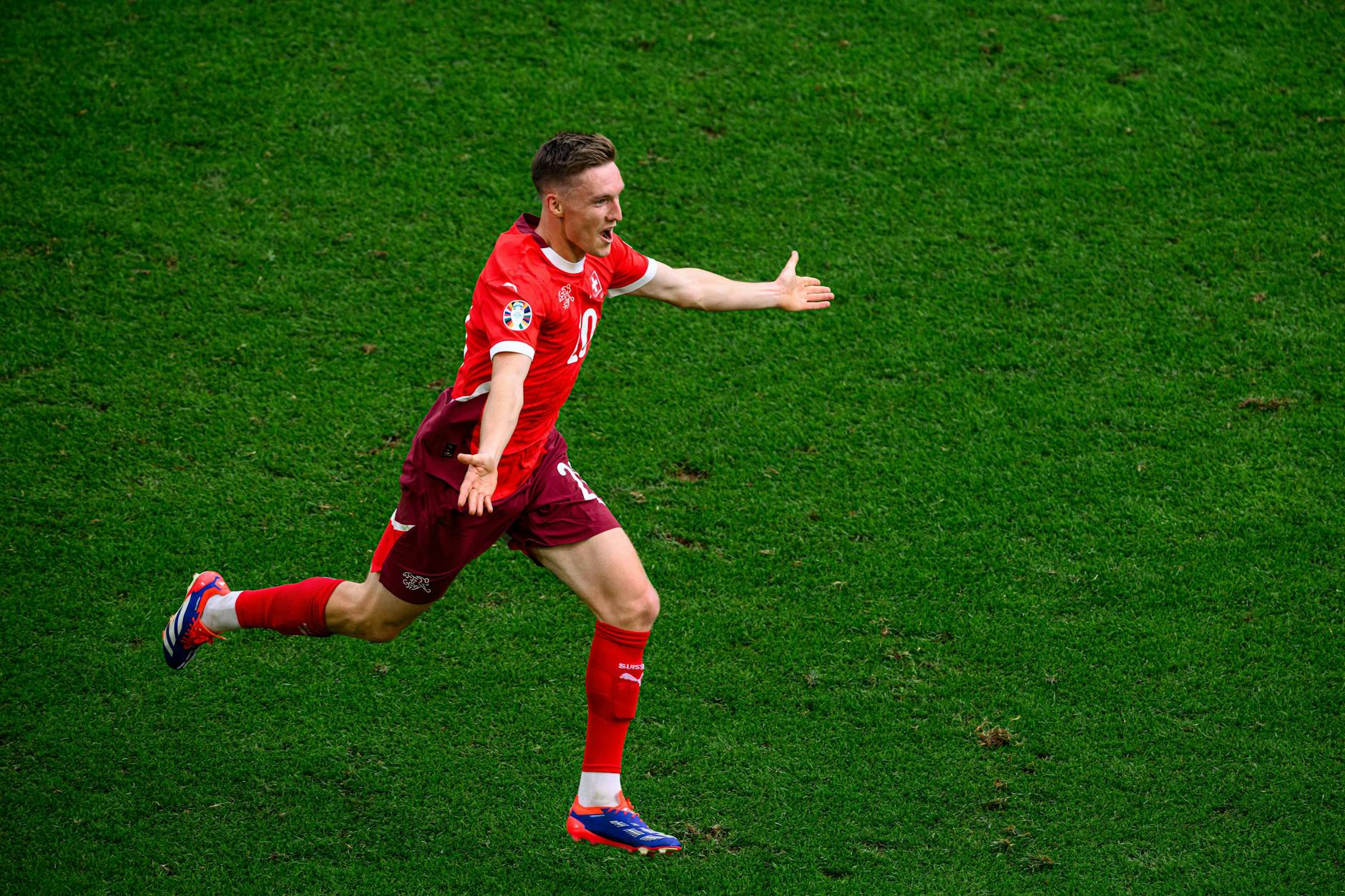 Michel Aebischer liefert nach seinem Treffer zum 2:0 ein schönes Jubelmotiv.