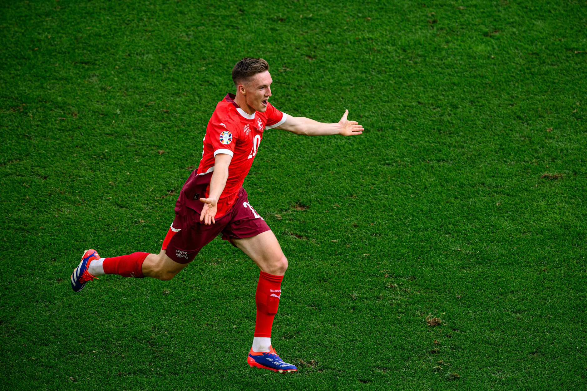 Michel Aebischer liefert nach seinem Treffer zum 2:0 ein schönes Jubelmotiv.