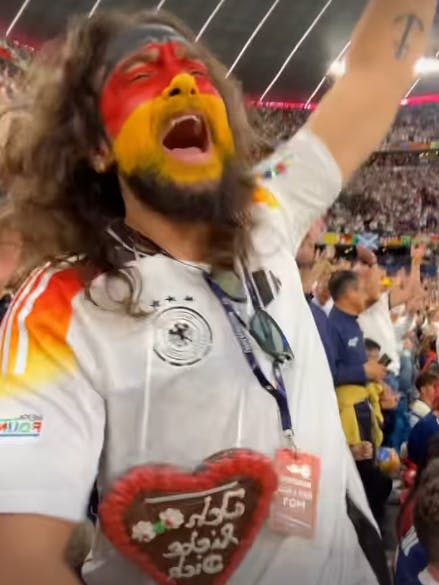 Tom Kaulitz jubelt, als die deutsche Nationalmannschaft ein Tor schießt.