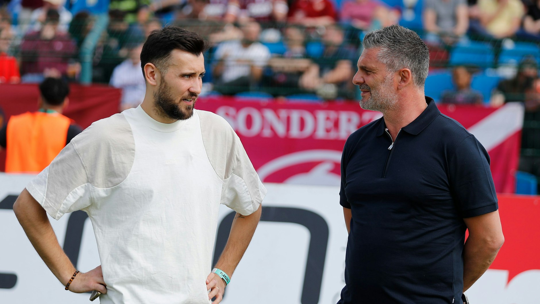 Rufat Dadashov (l.) und Sportchef Angelo Vier sind sich einig, der Knipser läuft auch in der Saison 2024/25 für den BFC Dynamo auf.