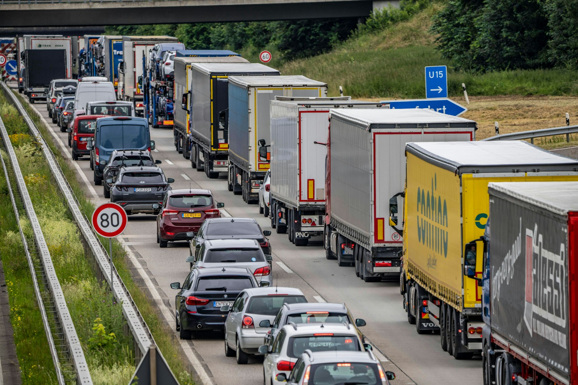 Schon jetzt nerven häufige Baustellen und viele Schlaglöcher Autofahrer auf den Autobahnen. Laut Experten könnten durch einen Sparplan des Bundesverkehrsministeriums noch mehr drohen.