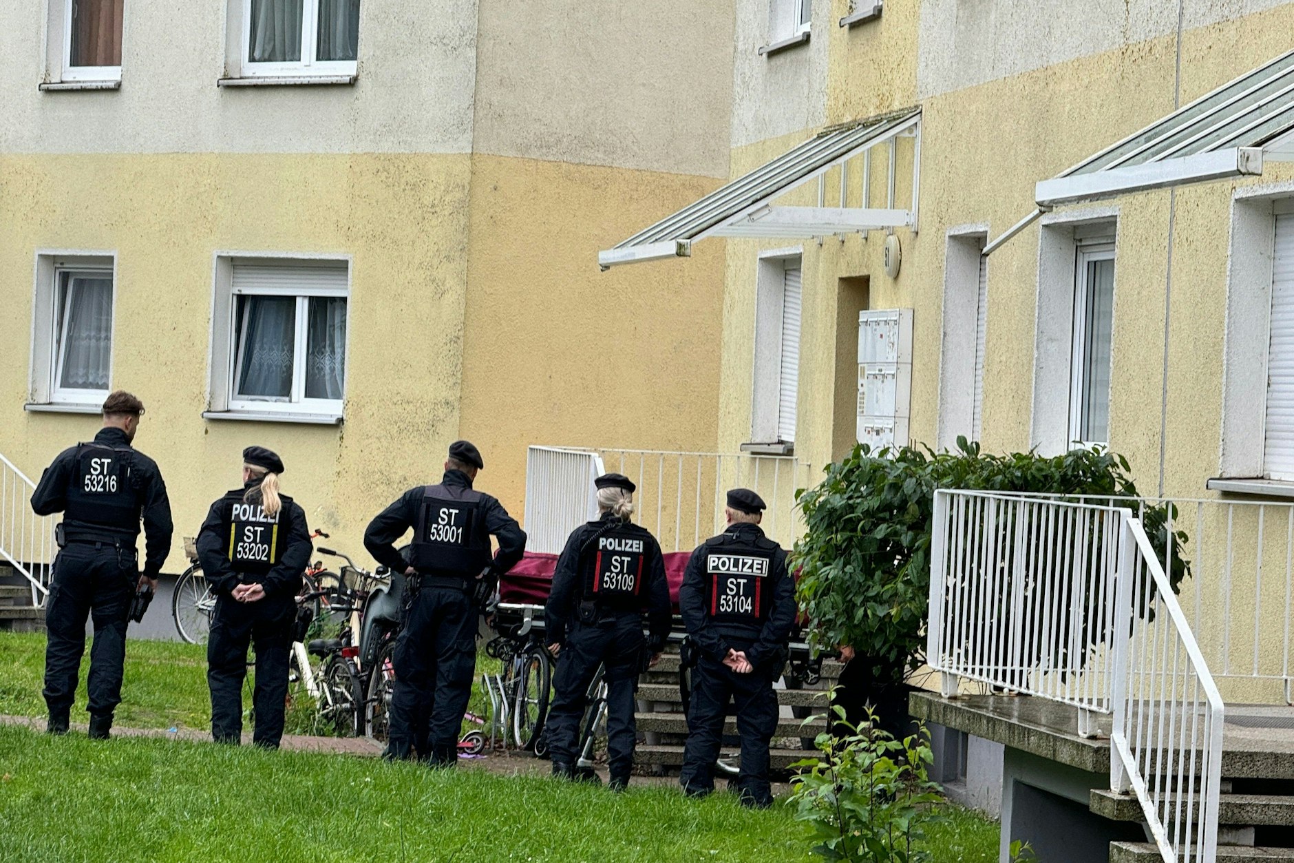 Polizisten haben bei einem Einsatz in Wolmirstedt nördlich von Magdeburg am Freitagabend einen Mann erschossen. Dieser hat vorher die Beamten angegriffen.