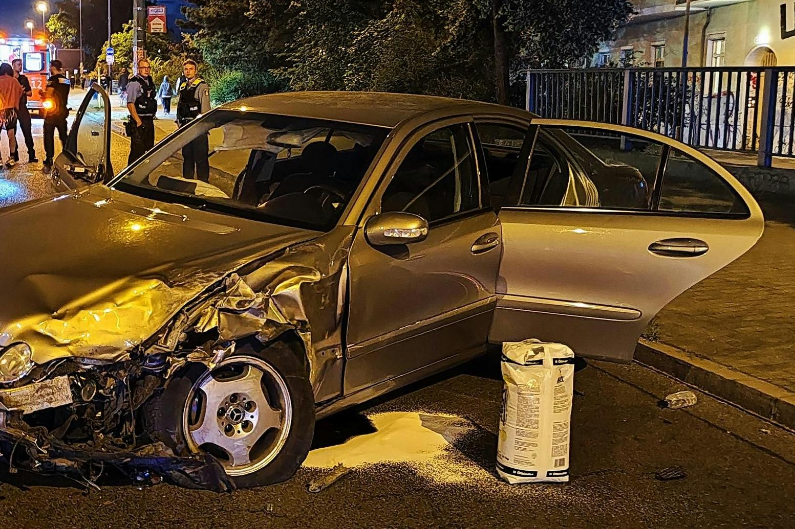 Gegen 23 Uhr ereignete sich in Höhe der Lichtenberger Brücke ein dramatisches Szenario, bei dem mehrere Fahrzeuge schwer beschädigt und drei Insassen verletzt wurden.