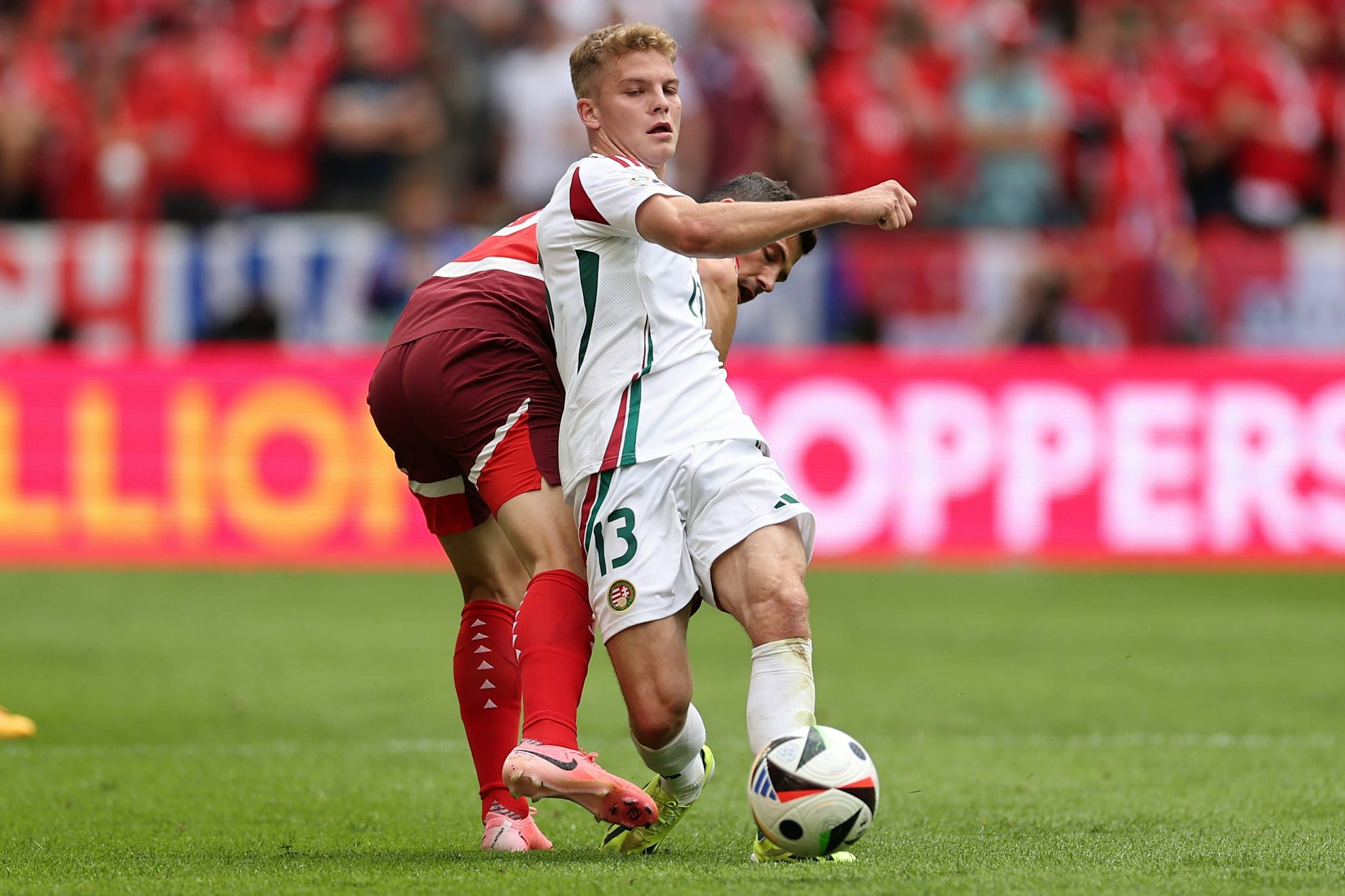 Andras Schäfer kommt vor dem Schweizer Remo Freuler an den Ball.