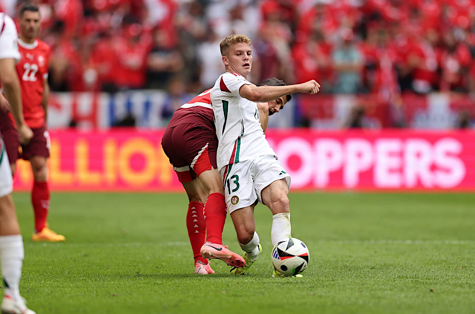 Andras Schäfer kommt vor dem Schweizer Remo Freuler an den Ball.