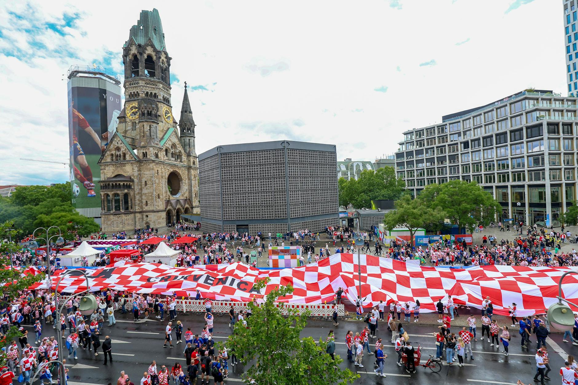 Kroatische Fans zeigen am Waldorf-Astoria-Platz in Berlin ein 107 Meter langes Banner in den Nationalfarben.