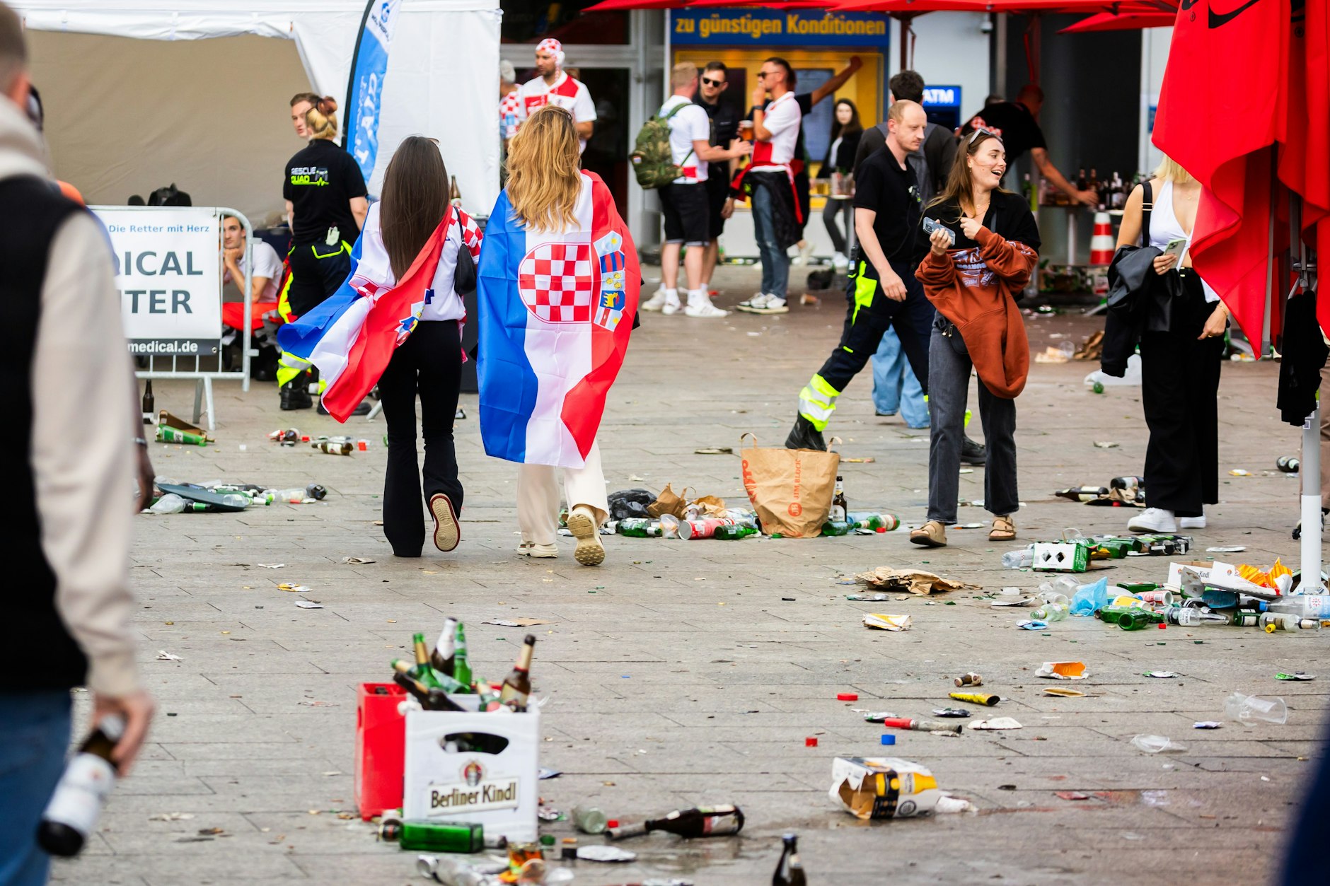 Kroatische Fans gehen über den mit Müll bedeckten Breitscheidplatz.&nbsp;