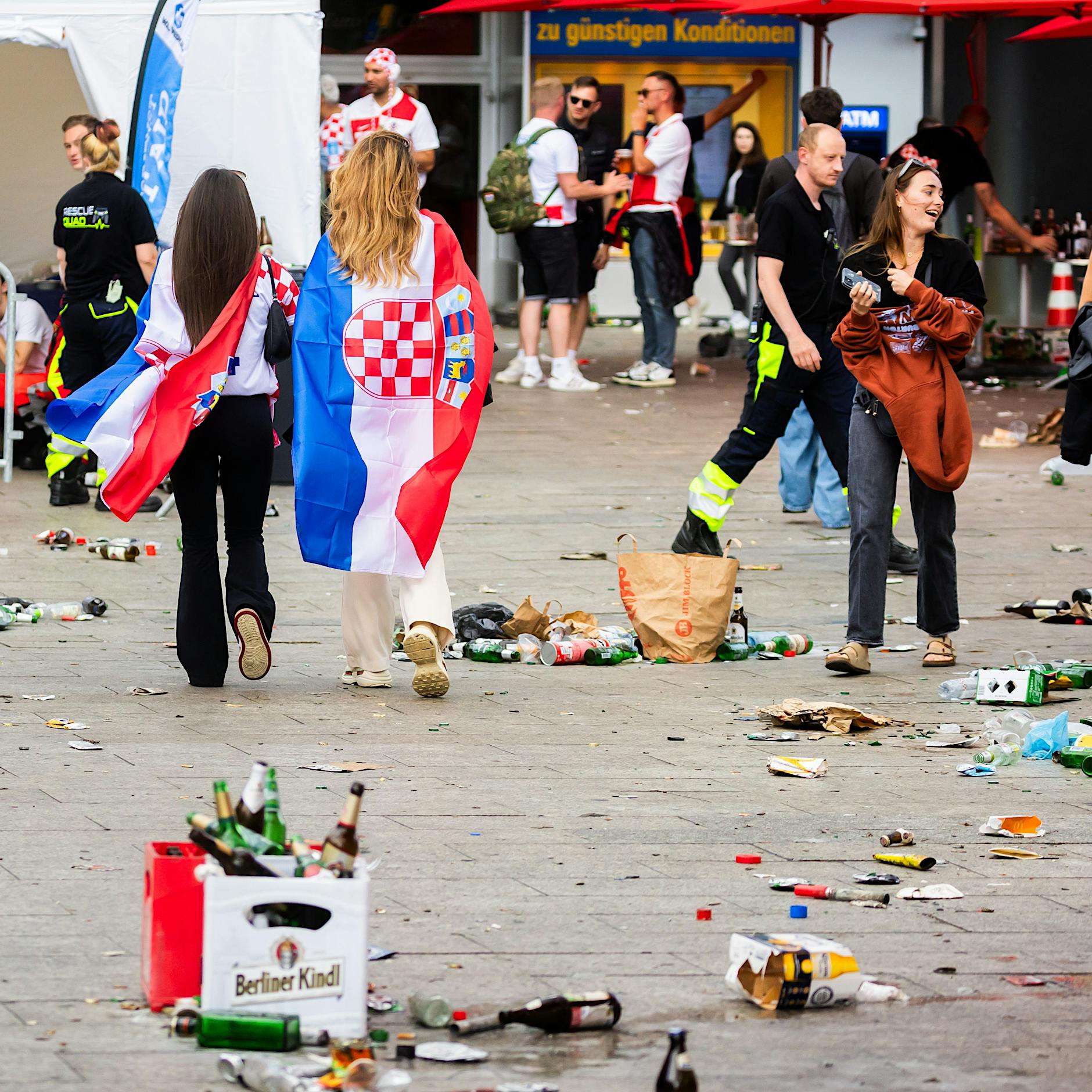 EM-Fan-Fest in Berlin: Viel Müll und aufgeheizte Stimmung vor dem Spiel Spanien gegen Kroatien