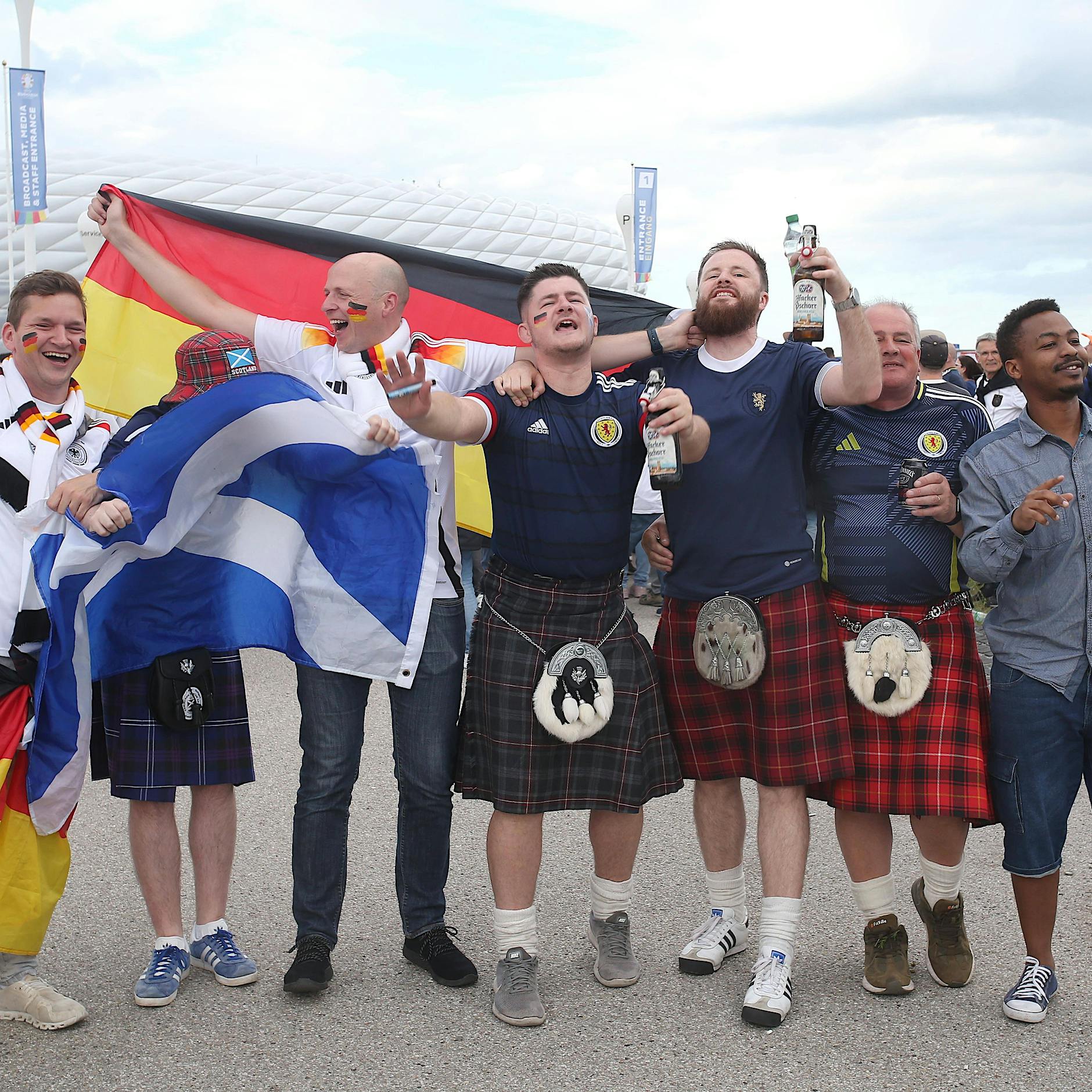 EURO 2024: „Ich liebe Fußball! Ich liebe Bier!“ – Ein polyamoröser Start der EM in München