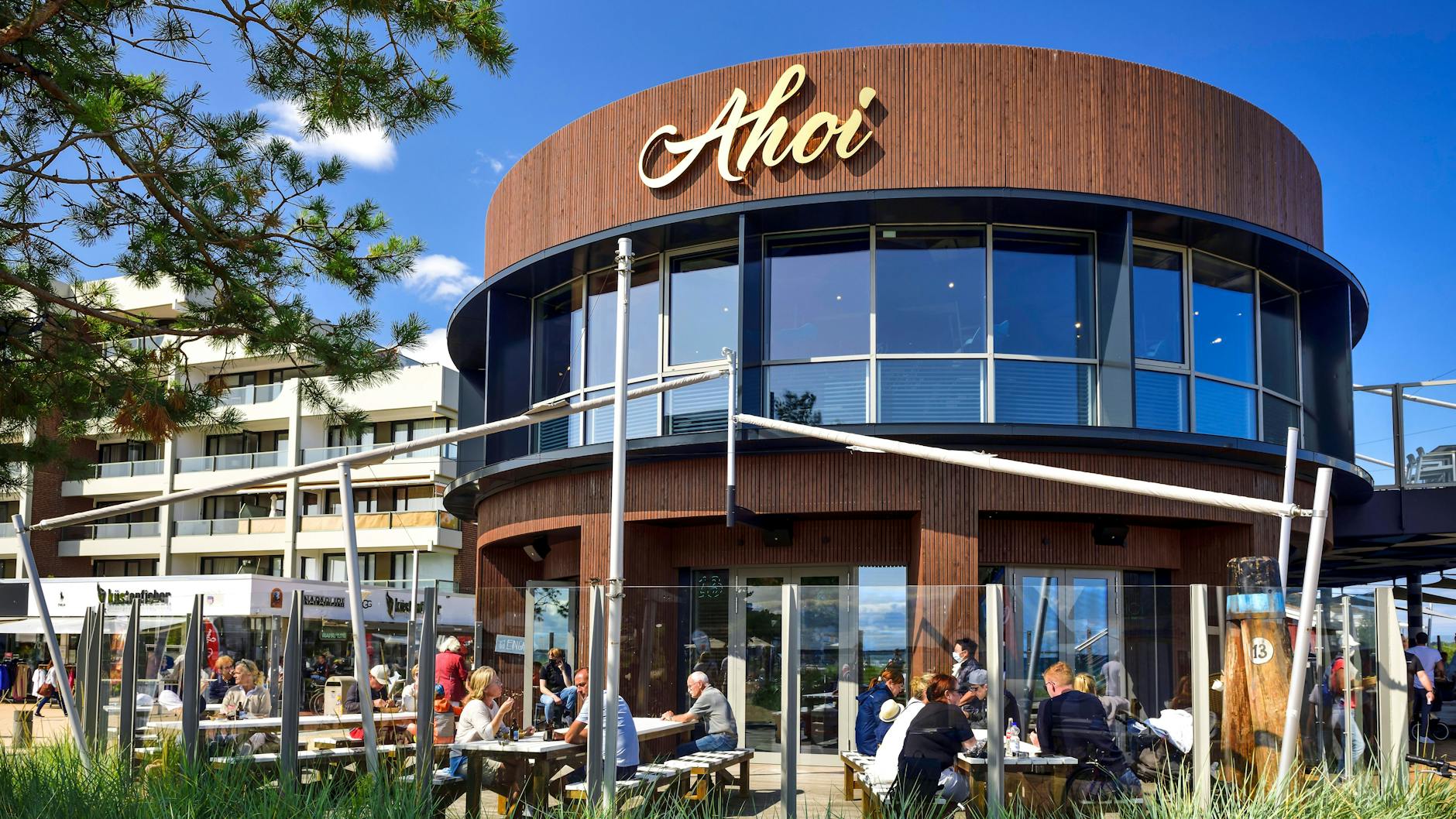 Das Ahoi in Scharbeutz erweitert sich auf das darunterliegende Erdgeschoss wo das Henssler-Restaurant Happi schließen musste.