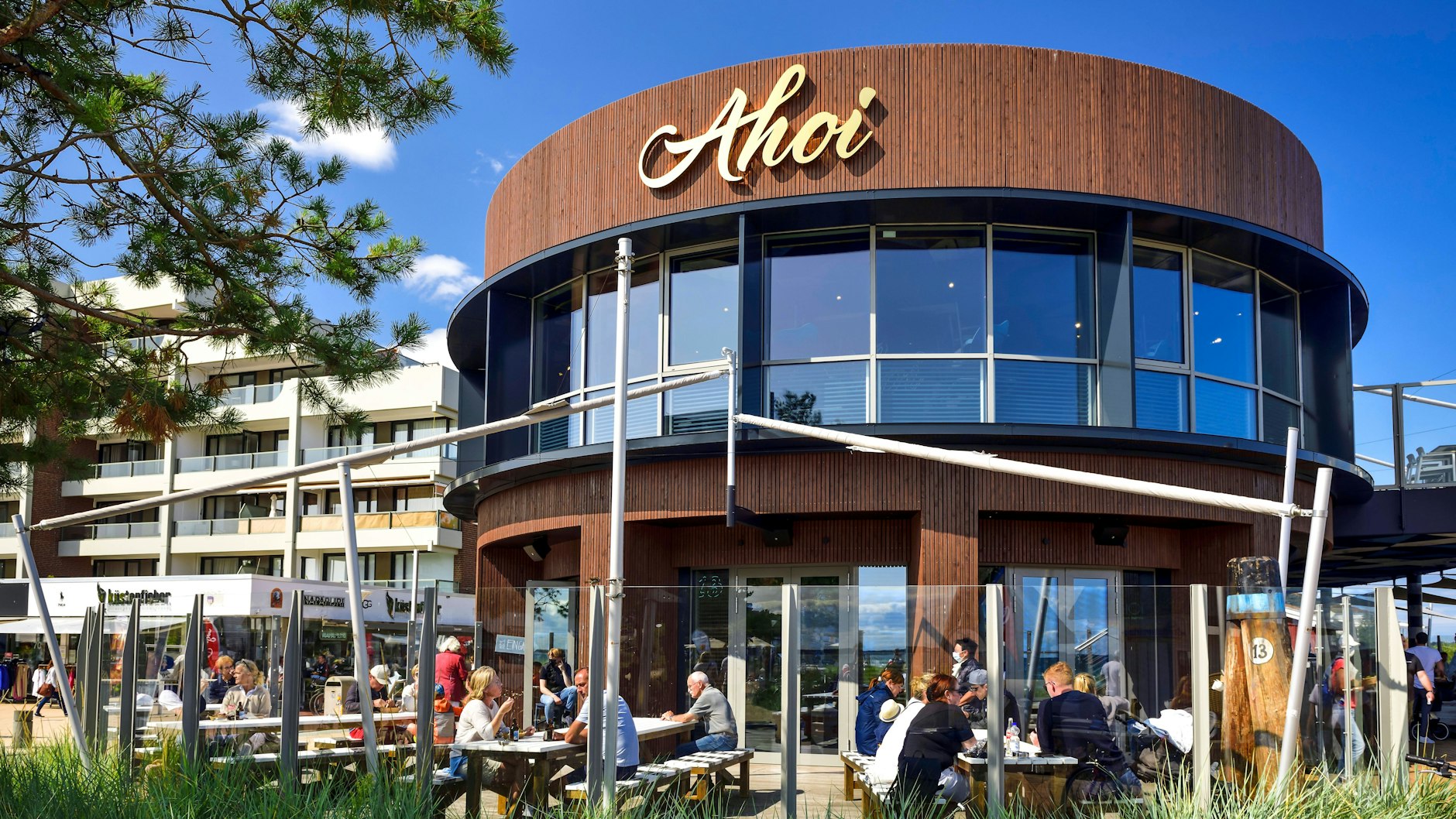 Das Ahoi in Scharbeutz erweitert sich auf das darunterliegende Erdgeschoss wo das Henssler-Restaurant Happi schließen musste.