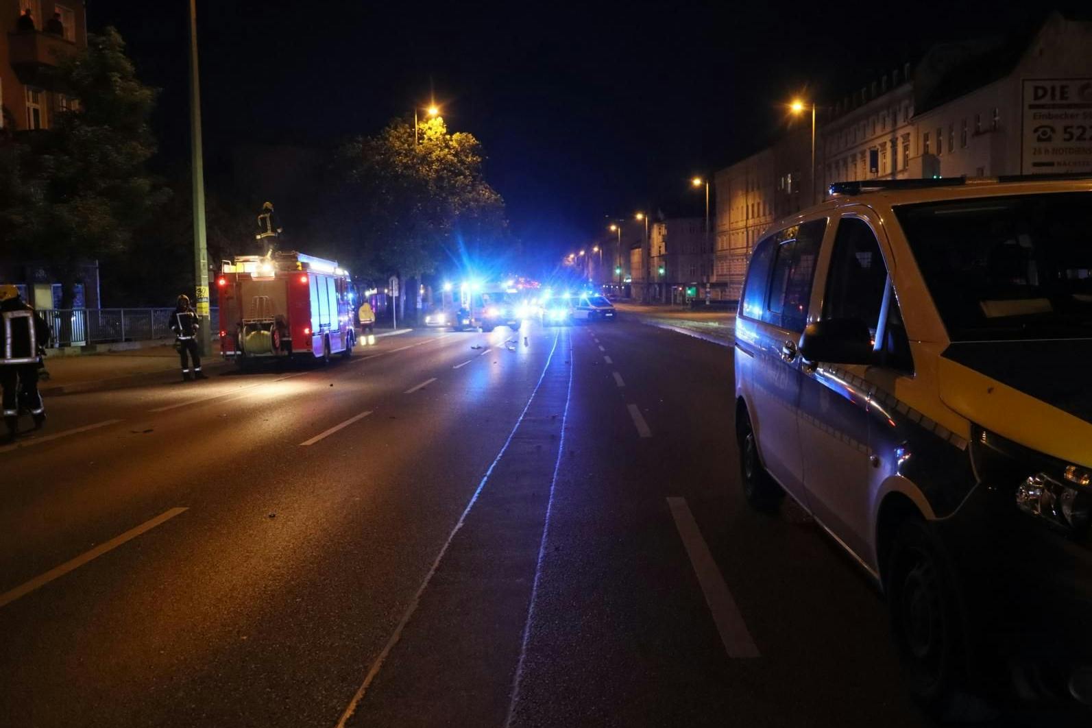 Die genaue Ursache des Unfalls ist noch unklar. Die Polizei hat die Ermittlungen aufgenommen und fahndet derzeit nach einem flüchtigen Fahrer.