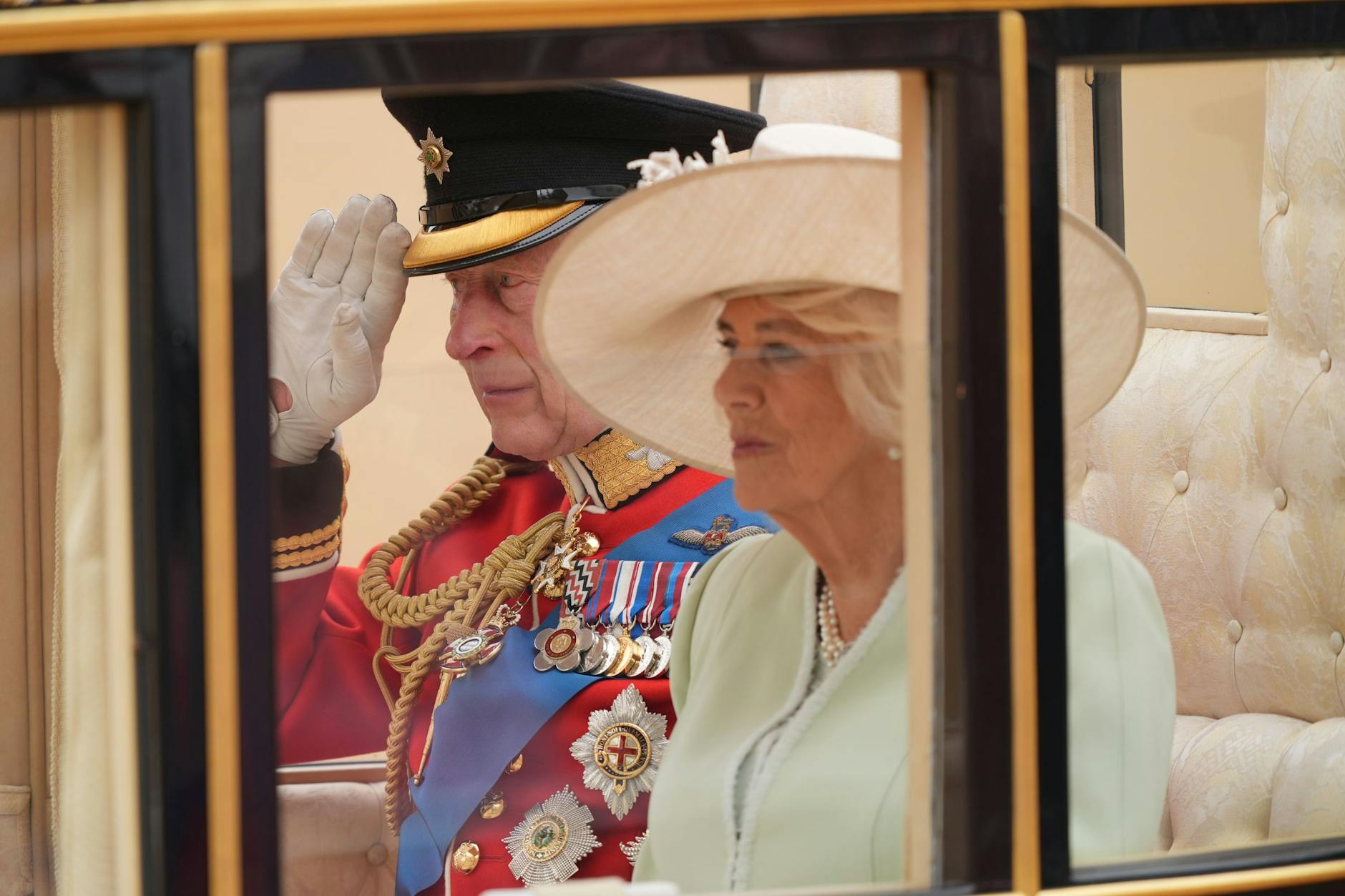 König Charles und Camilla fuhren in einer Kusche zur „Trooping the Colour“-Zeremonie.